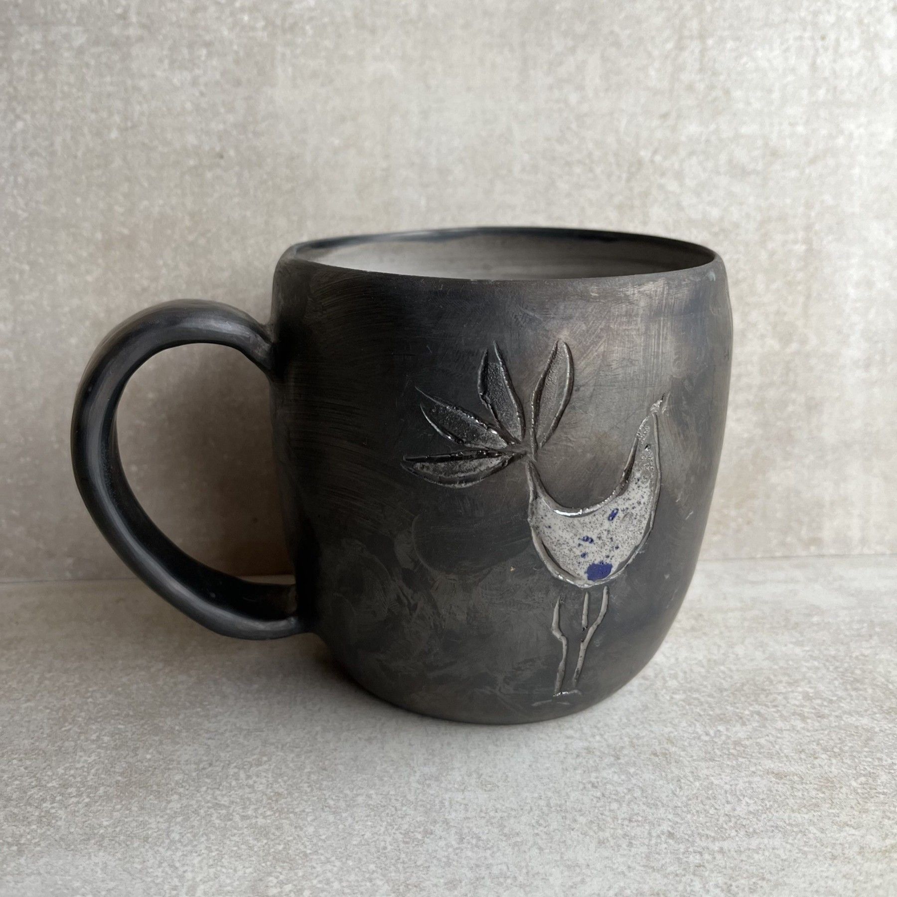 Krūze Inga Pērkons, 700 ml, keramika, melnā, baltā krāsā — attēls 2