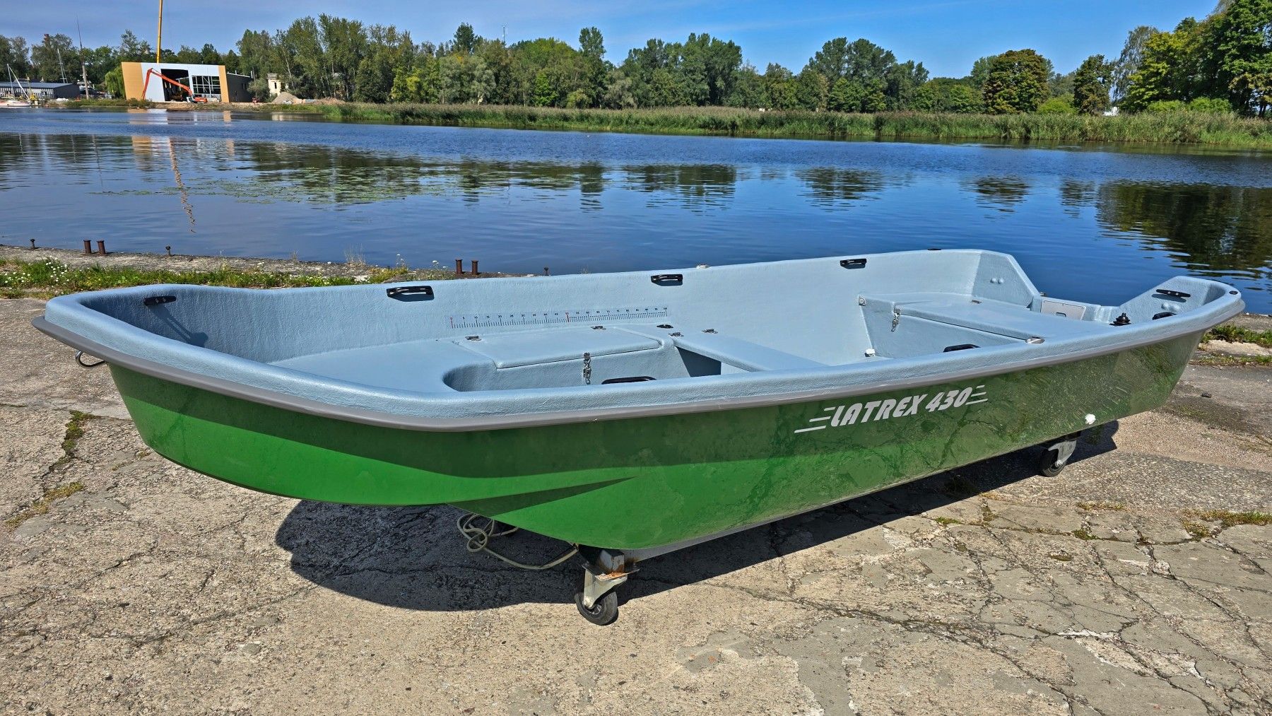 Motorlaiva LATREX 430 LX, 4,3 m, stikla šķiedra