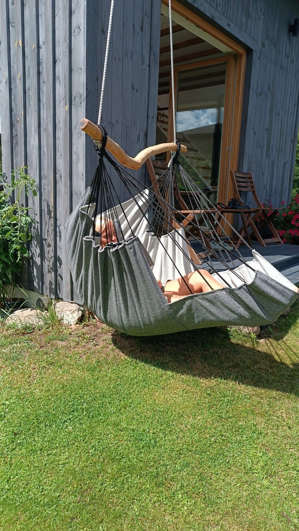 Šūpuļkrēsls Decochair, koks, tekstils, gaiši zilā krāsā — attēls 3
