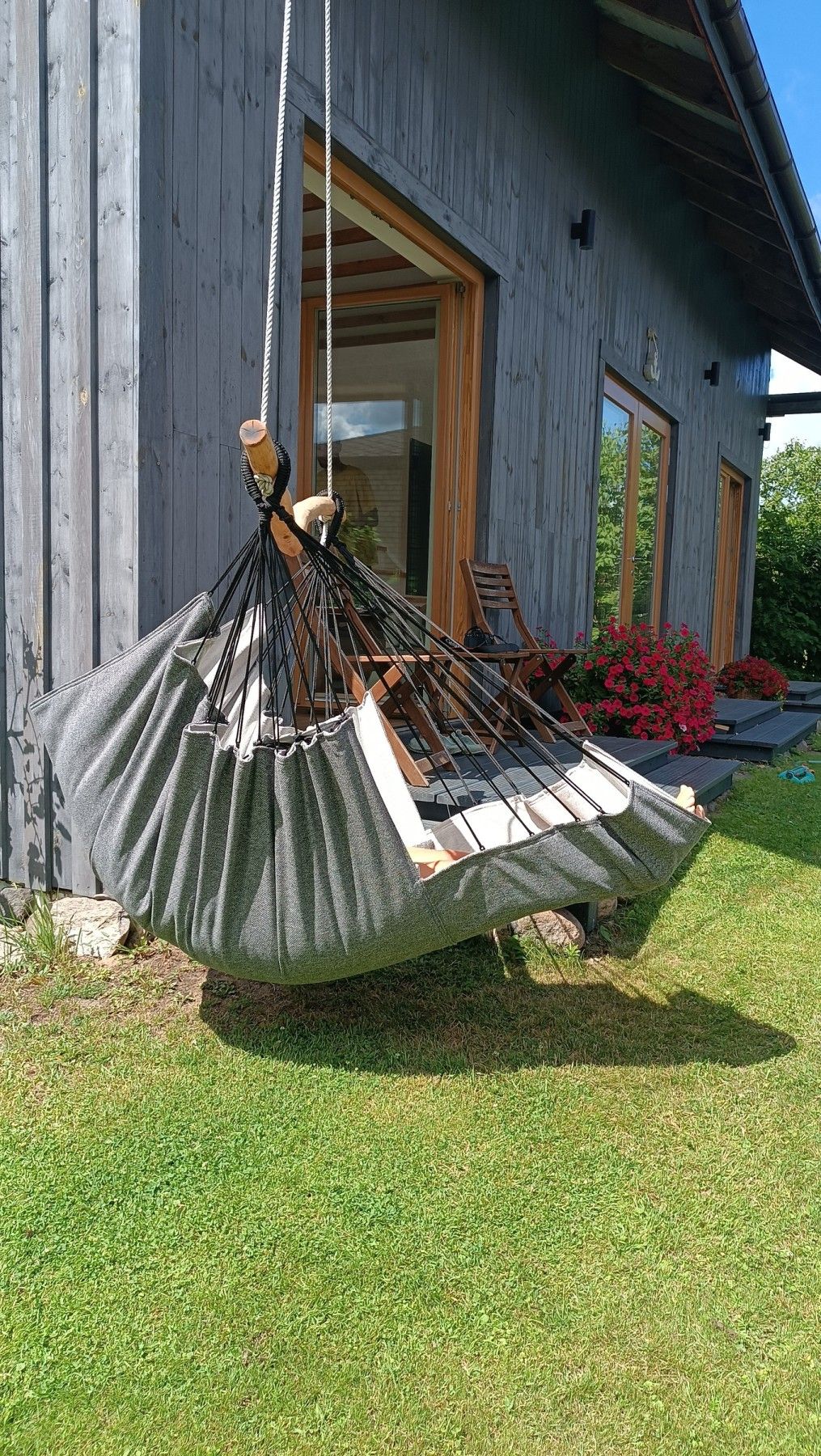 Šūpuļkrēsls Decochair, koks, tekstils, gaiši zilā krāsā — attēls 5