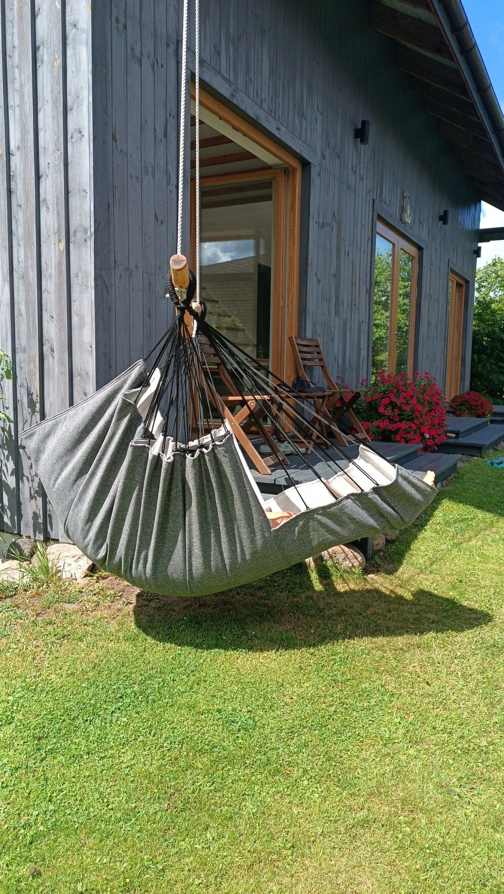 Šūpuļkrēsls Decochair, koks, tekstils, gaiši zilā krāsā — attēls 2