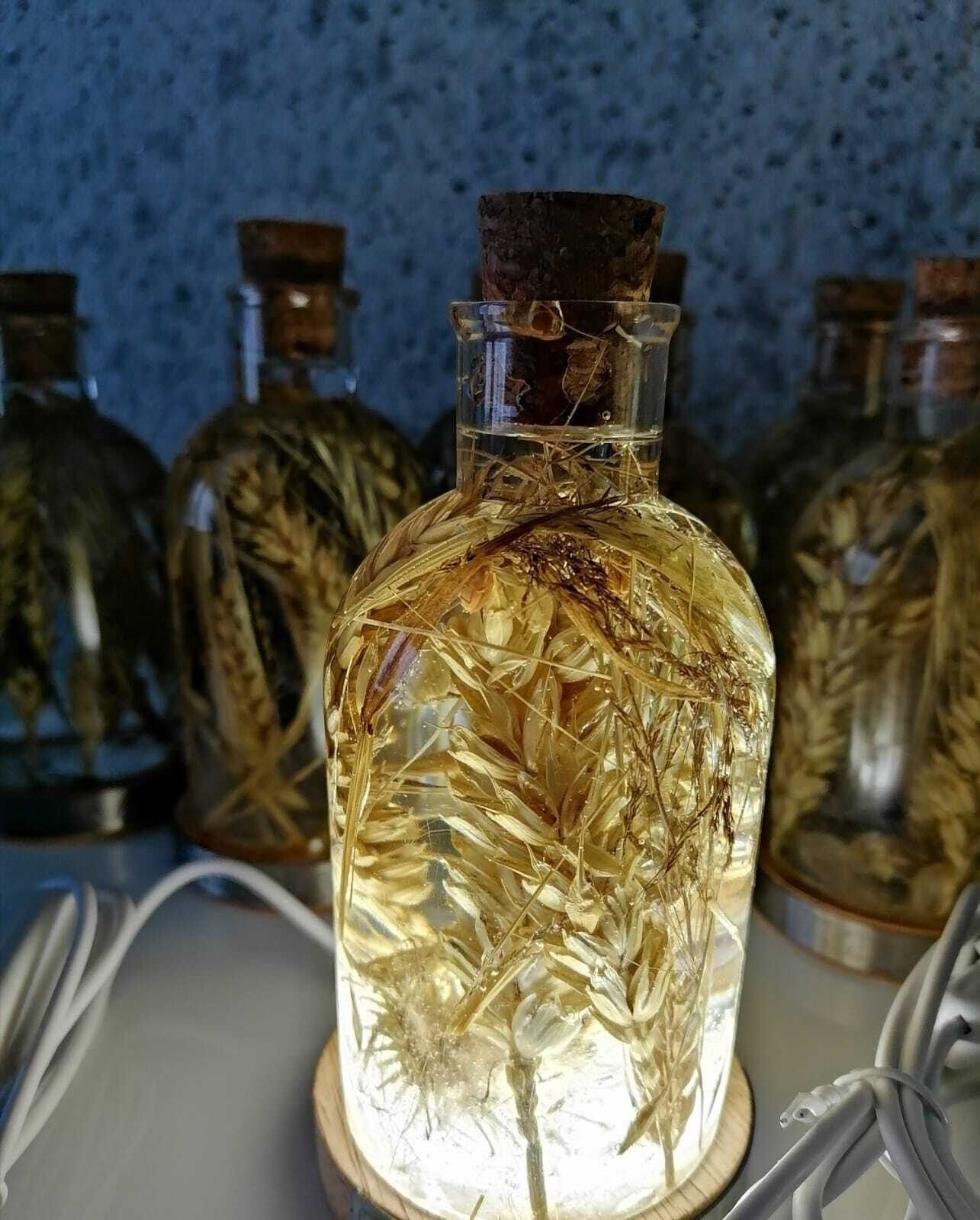 Galda lampa SpiiidBotanics, silti balta, bēšā krāsā