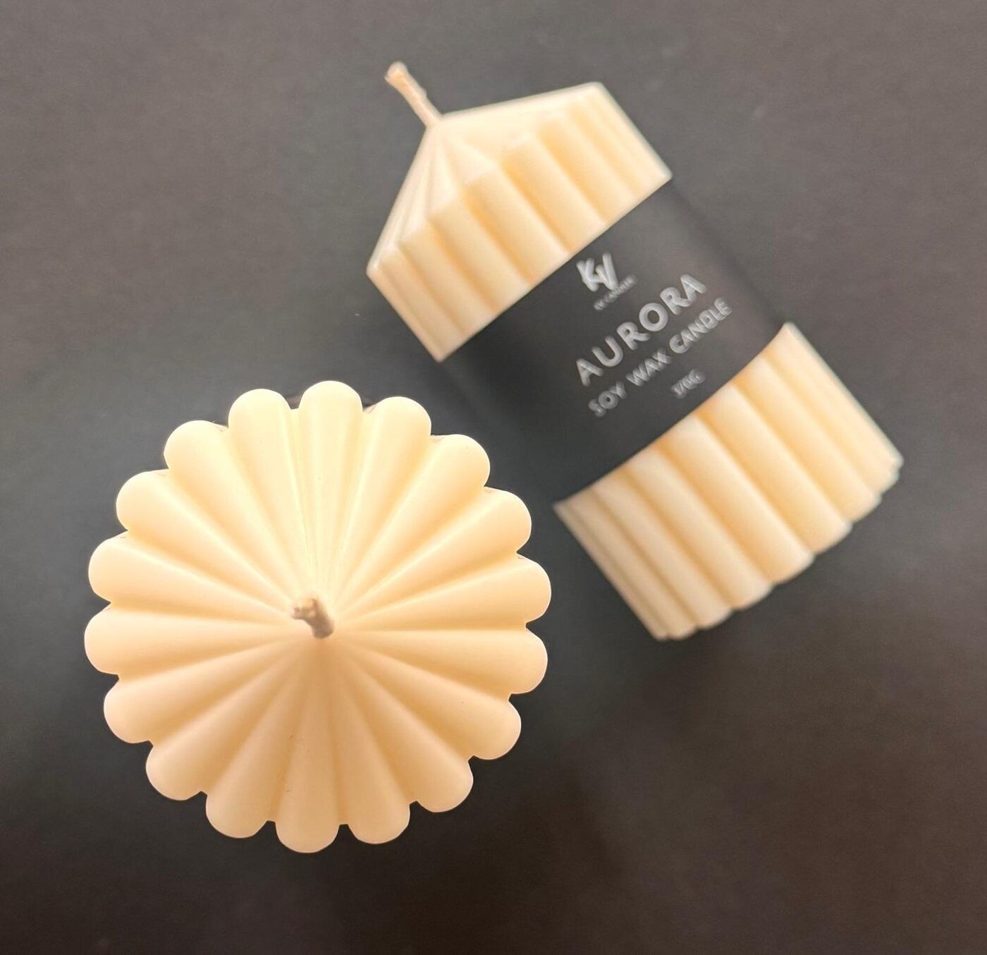 Svece KV Candles, cilindra (stieņa), sojas vasks, bēšā krāsā — attēls 4