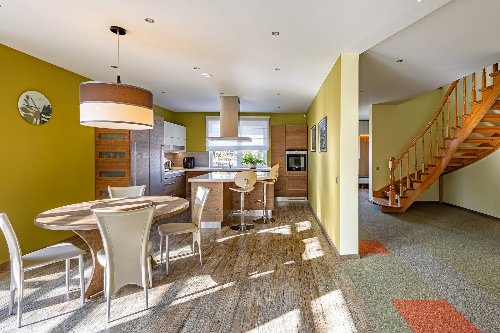 Privātmāja 240 m², Aveņu iela 7, Ozolnieku pagasts
