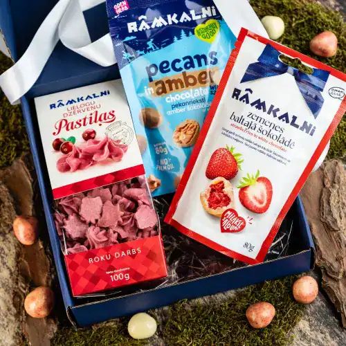 Dāvanu komplekts Nr. 8.1 — pastilas, pekanrieksti un zemenes šokolādē