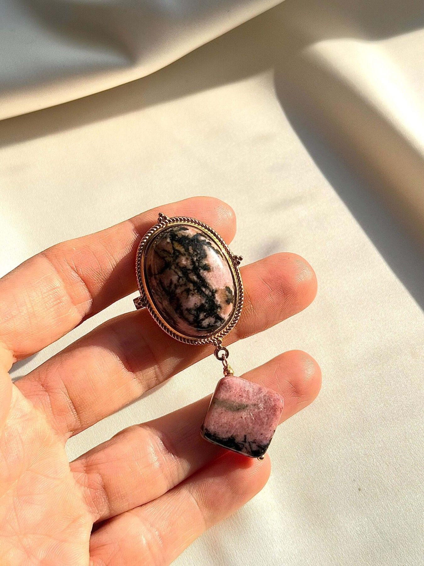 Piespraude Astra Stones, ar pusdārgakmeni, rozā, zelta krāsā — attēls 3