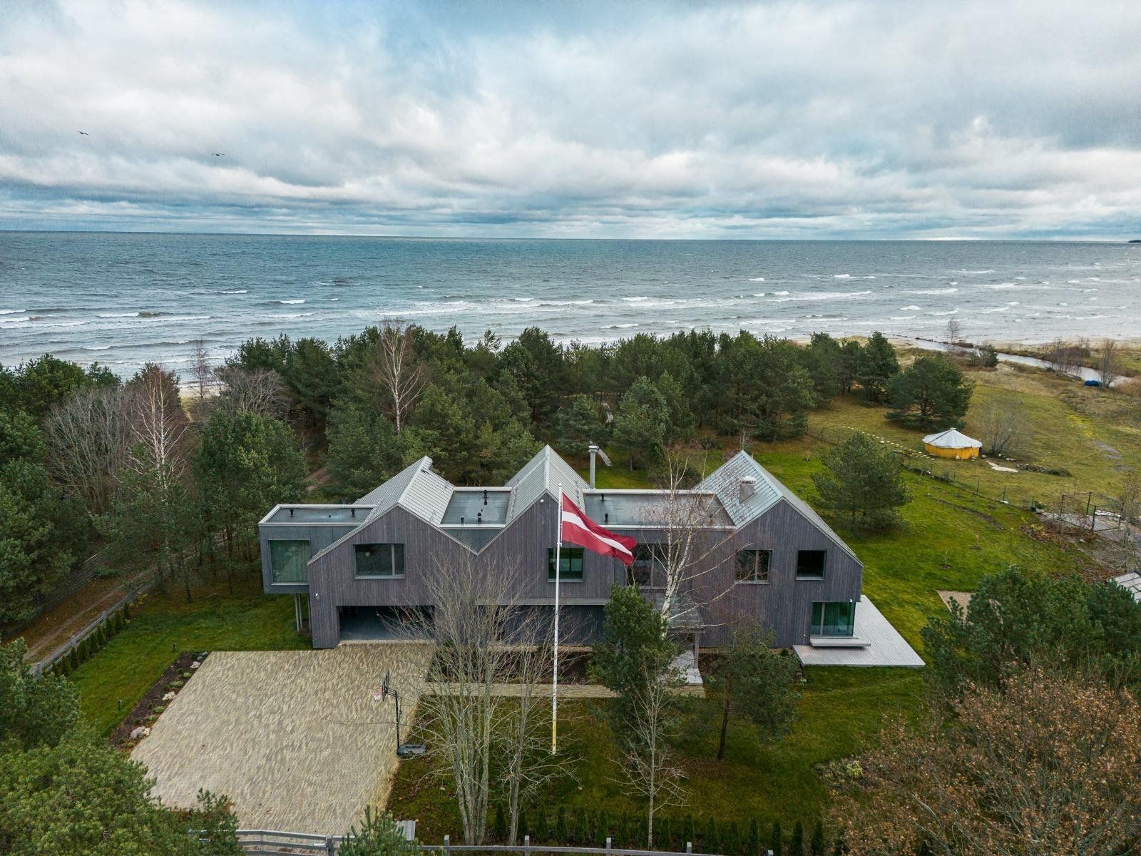 Privātmāja 480 m², Mērsraga pagasts