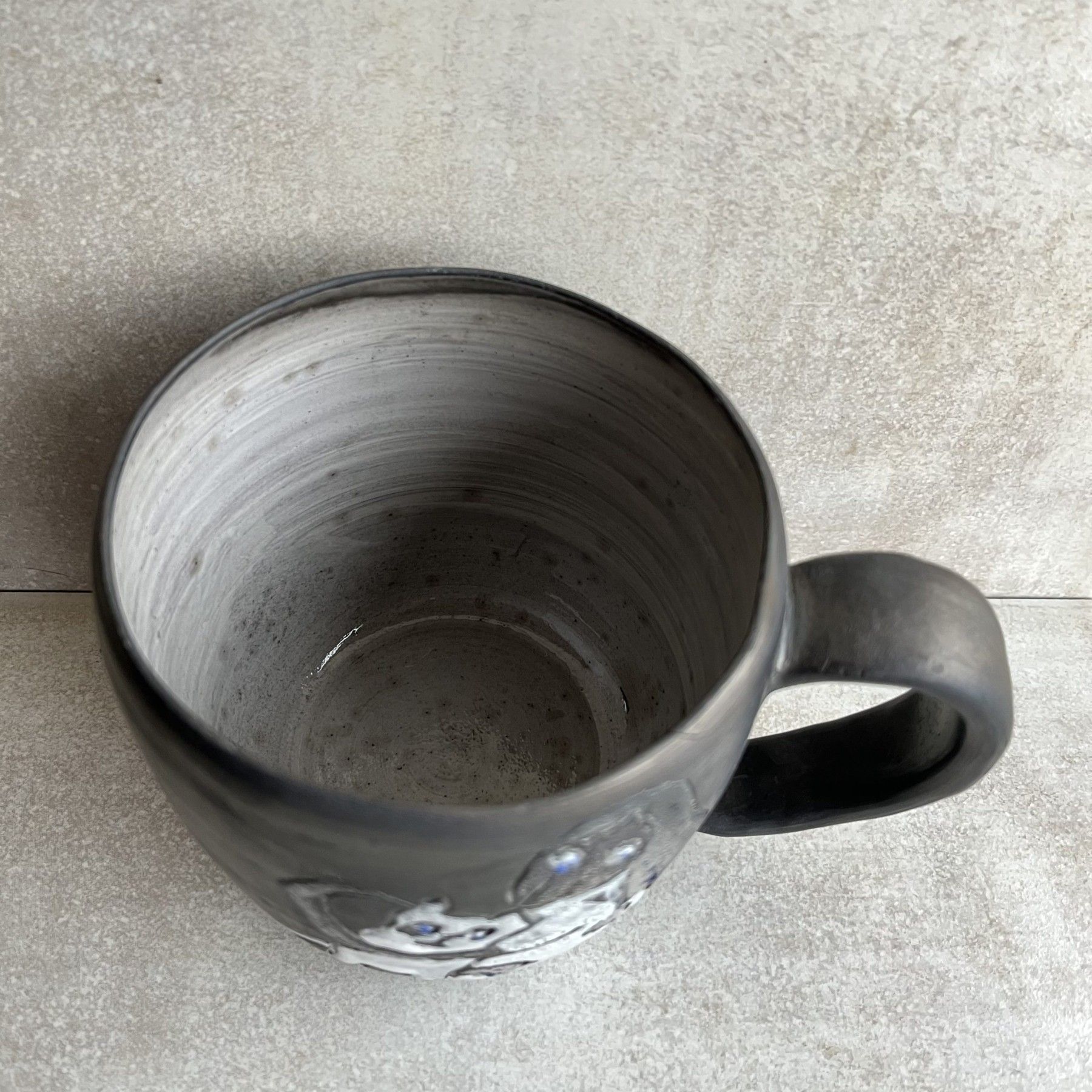 Krūze Inga Pērkons, 700 ml, keramika, melnā, baltā krāsā — attēls 3