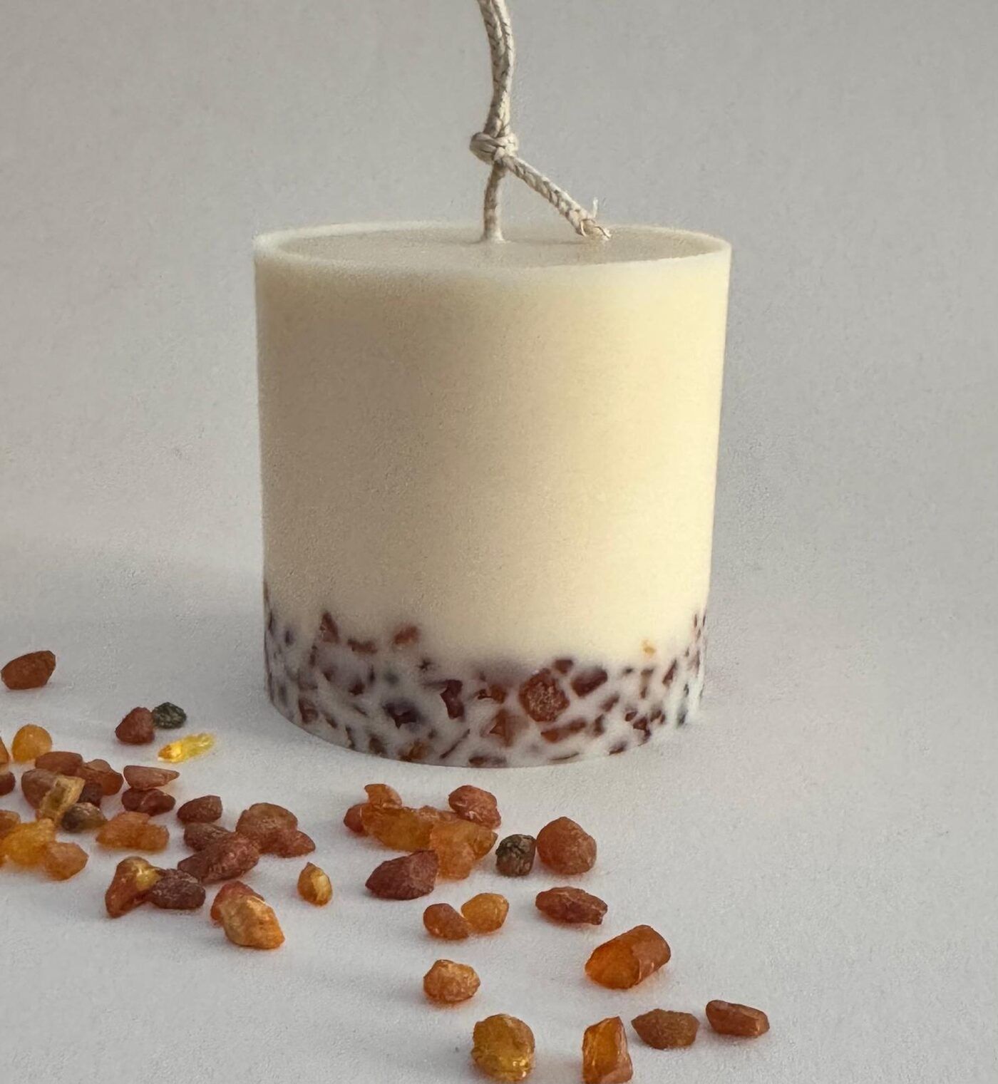Svece KV Candles, cilindra (stieņa), 45 h, sojas vasks — attēls 3