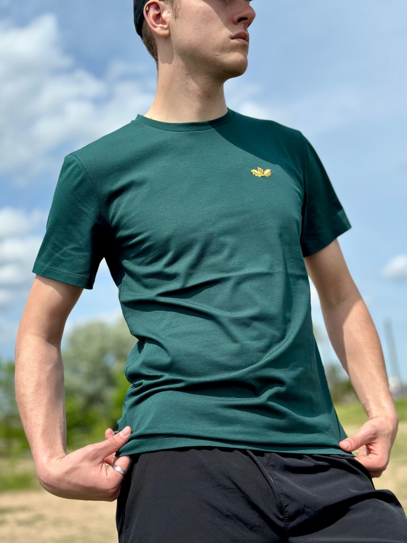 Pagarināts zaļš unisex t-krekls "Priede"