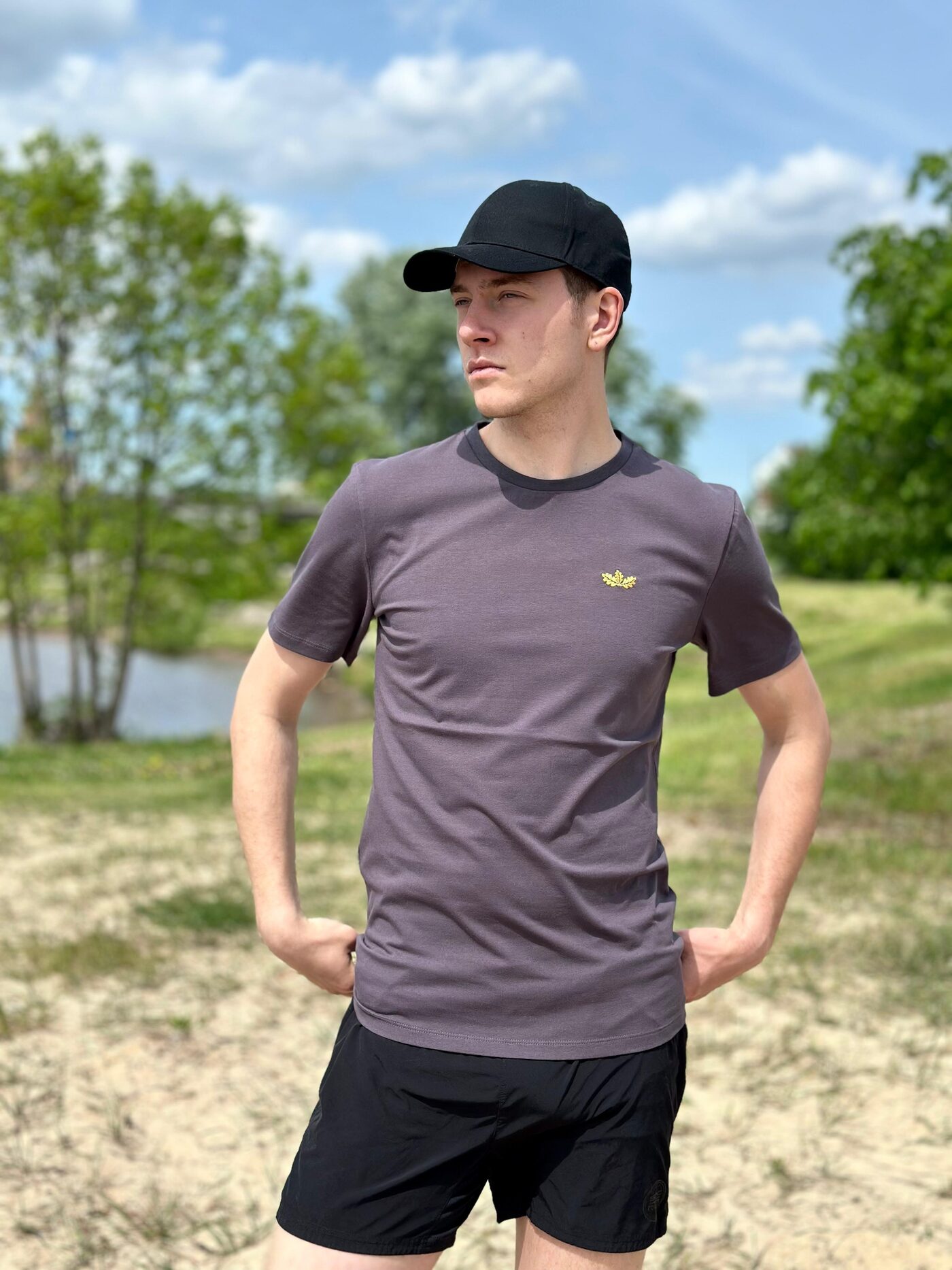Pagarināts tumši pelēks unisex t-krekls "Migla"