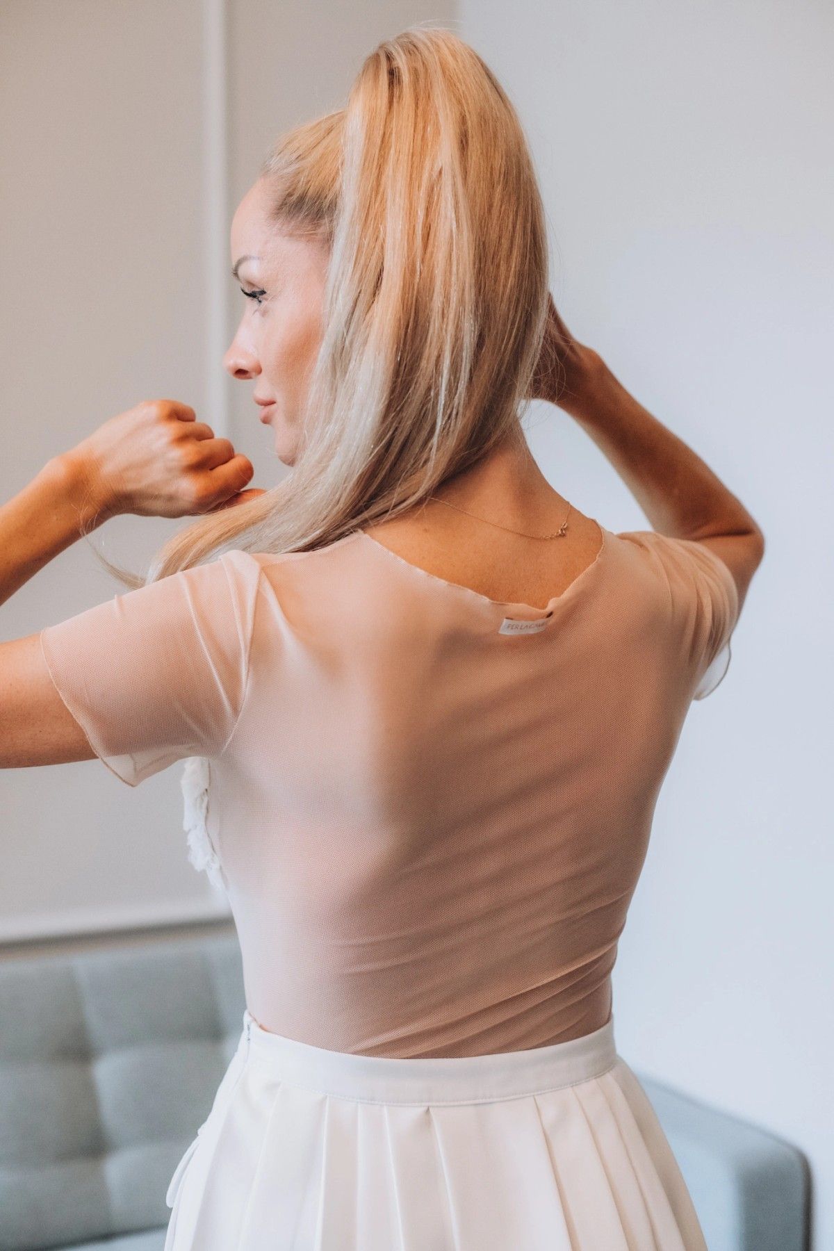 Tops Per La Camill, S, ar īsām piedurknēm, bēšā, baltā krāsā — attēls 2