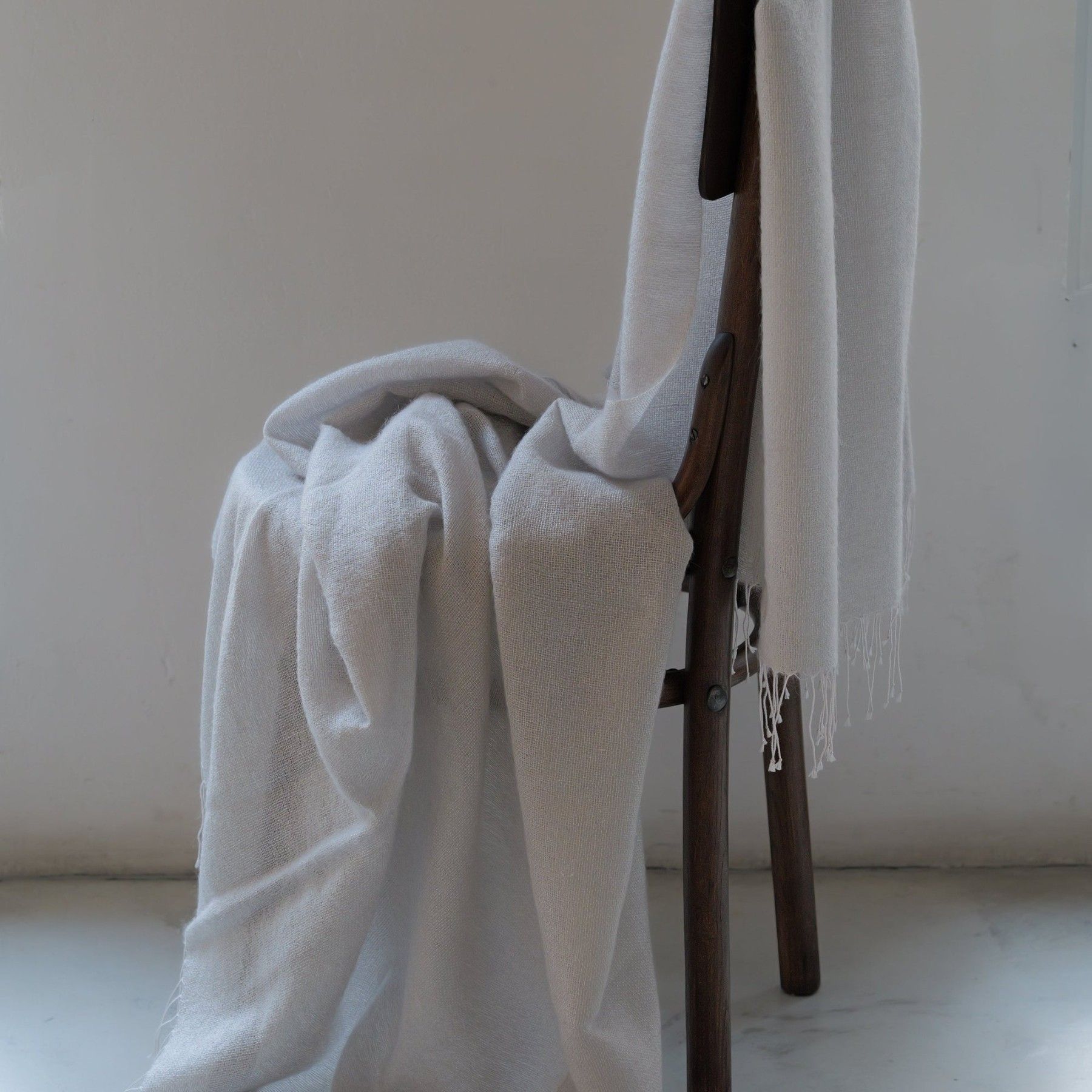 Pleds Studio Natural, pelēkā krāsā — attēls 2