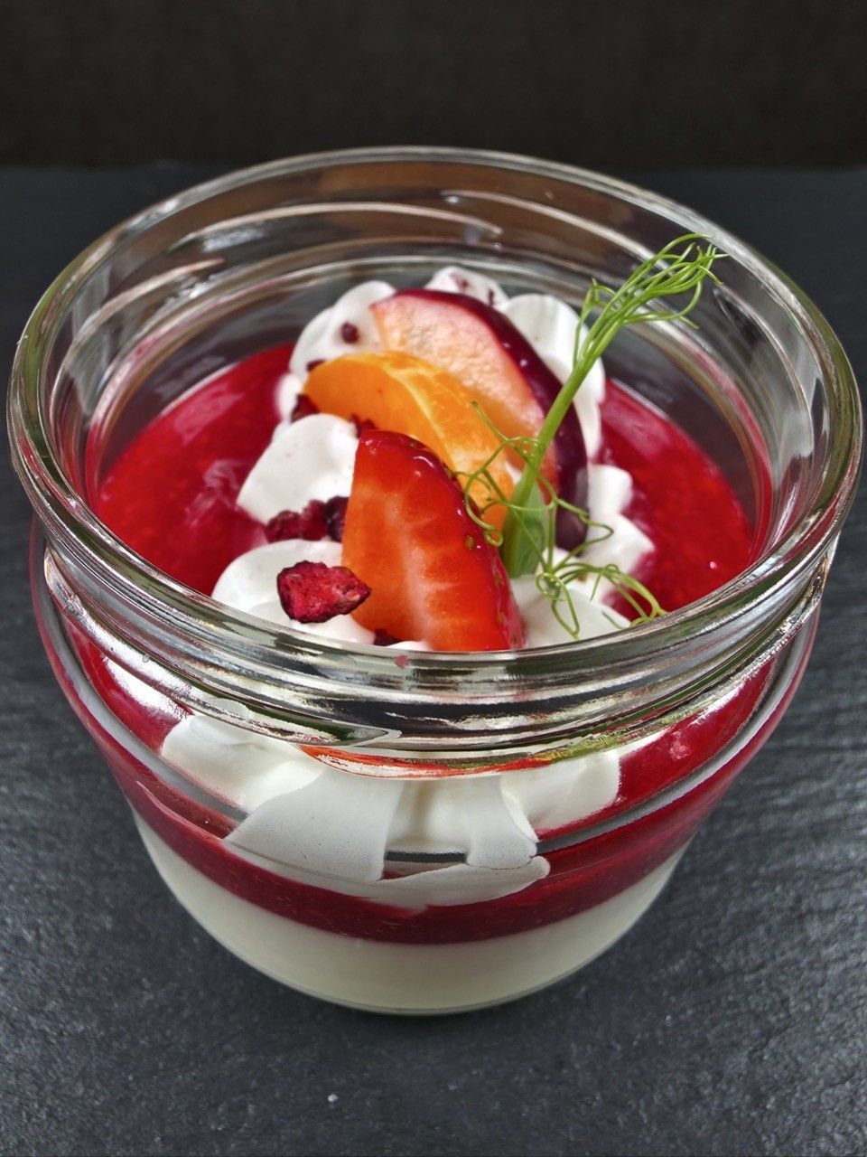 Piena deserts, panna cotta ar zemeņu vai aveņu mērci