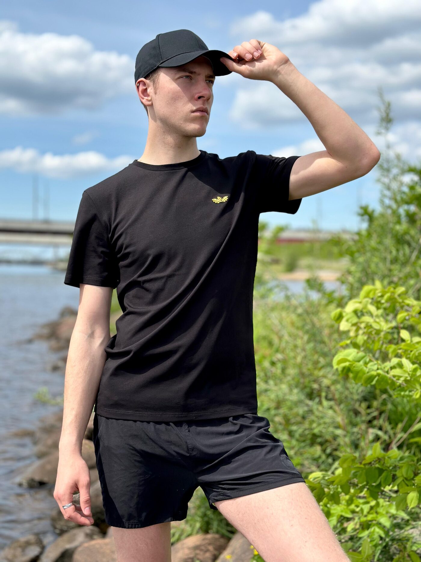 Pagarināts melns unisex t-krekls "Aronija"
