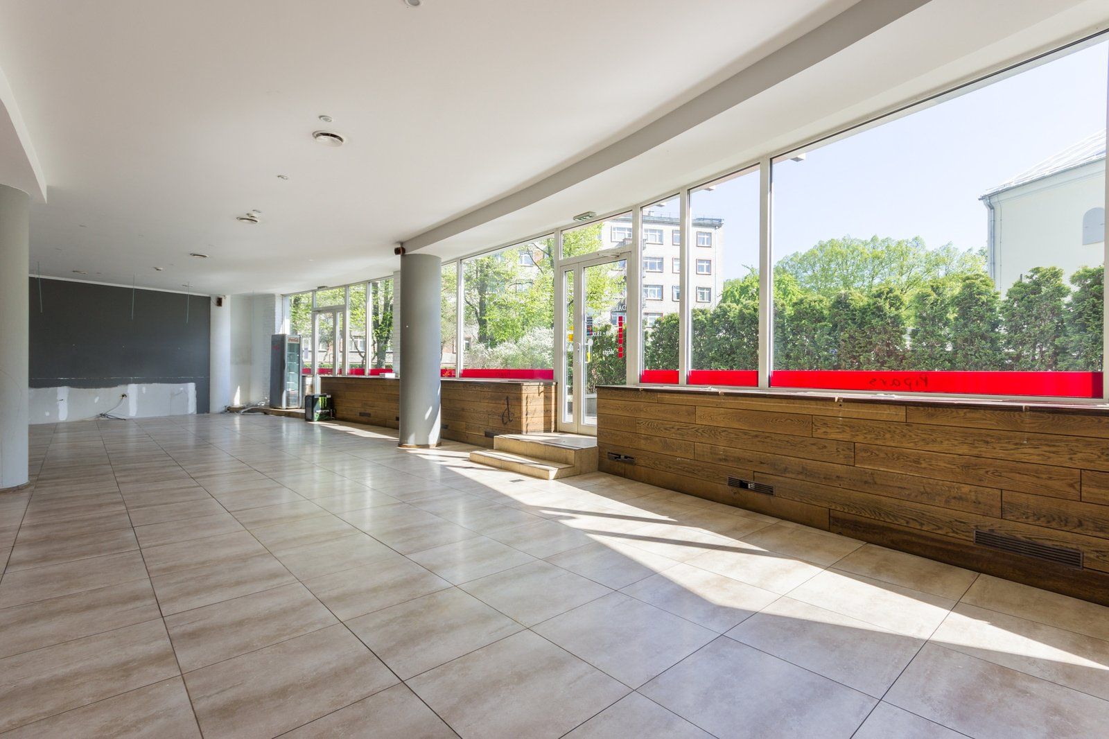 Tirdzniecības telpas 180 m², Republikas laukums 3, Centrs — attēls 2
