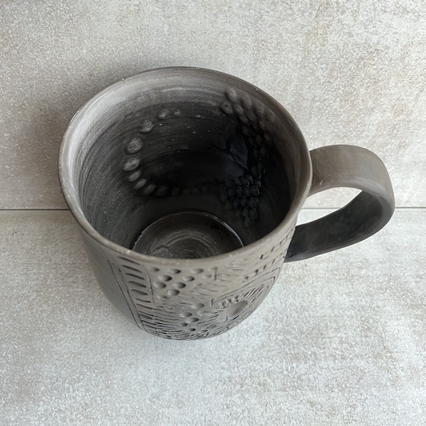Krūze Inga Pērkons, 500 ml, keramika, melnā krāsā — attēls 3
