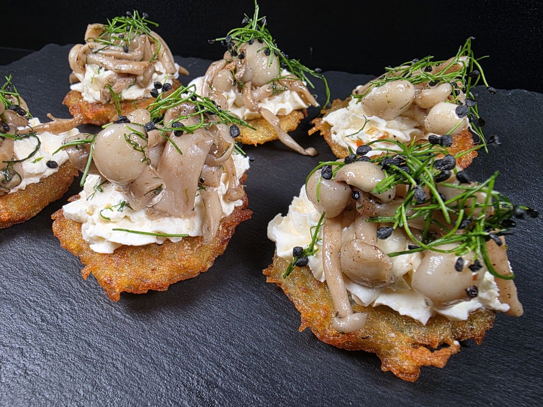 Uzkodas, kartupeļu rosti ar Šimeji sēnēm — attēls 4