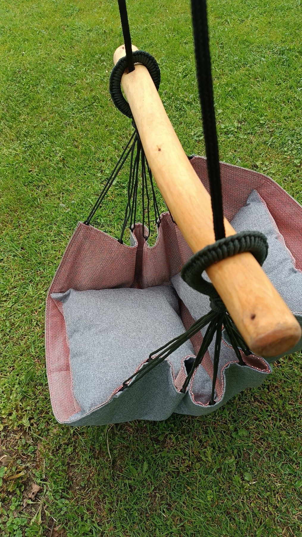 Šūpuļkrēsls Decochair, koks, tekstils, pelēkā, sarkanā krāsā — attēls 5