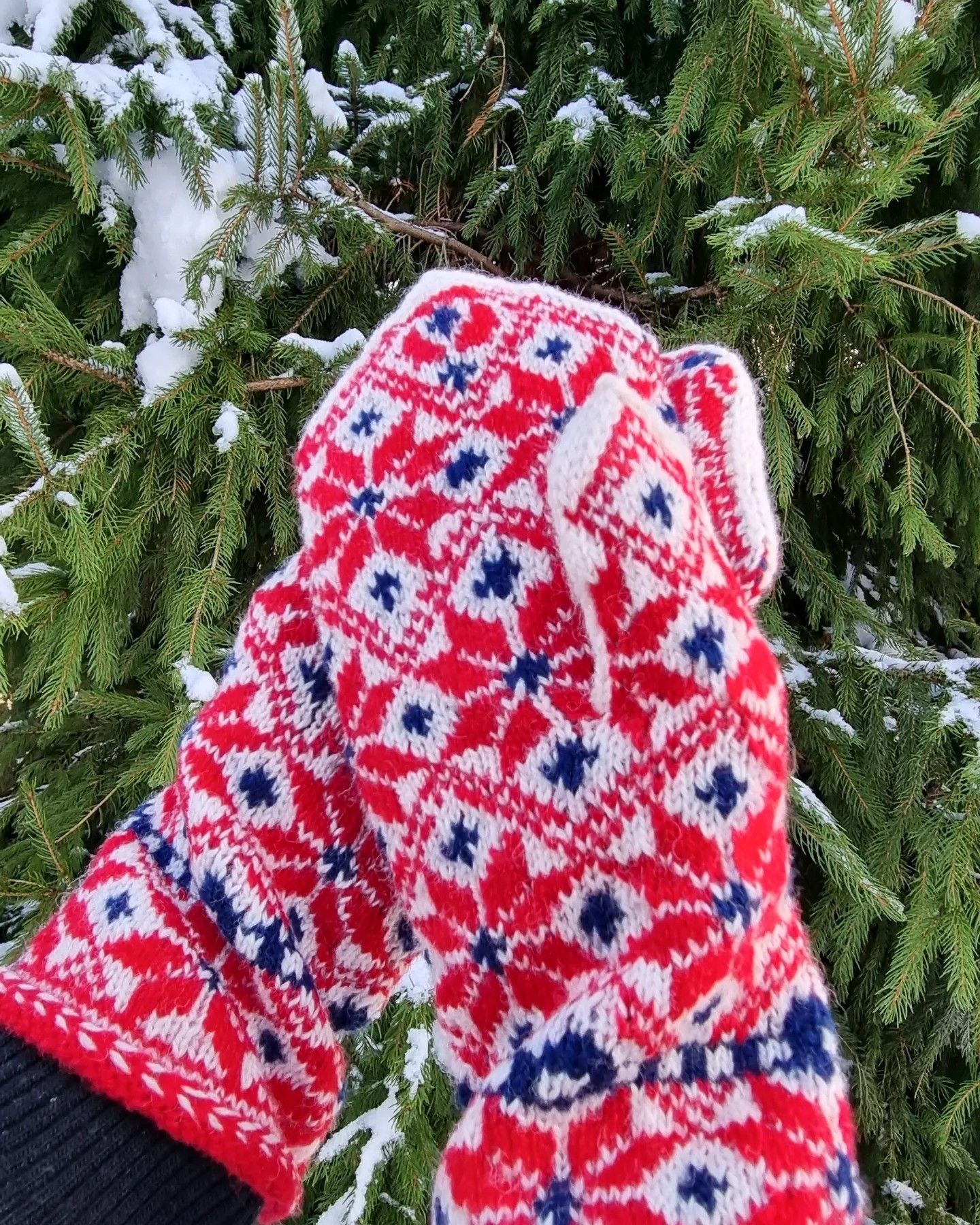 Sieviešu cimdi Tīnes, sarkanā, baltā krāsā — attēls 3