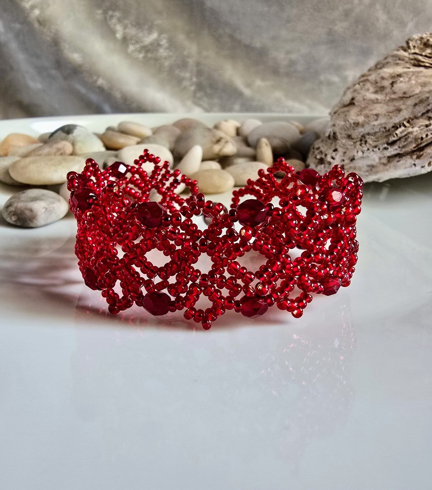 Rokassprādze Lapiņas rotas, garums 18 cm, sarkanā krāsā — attēls 2