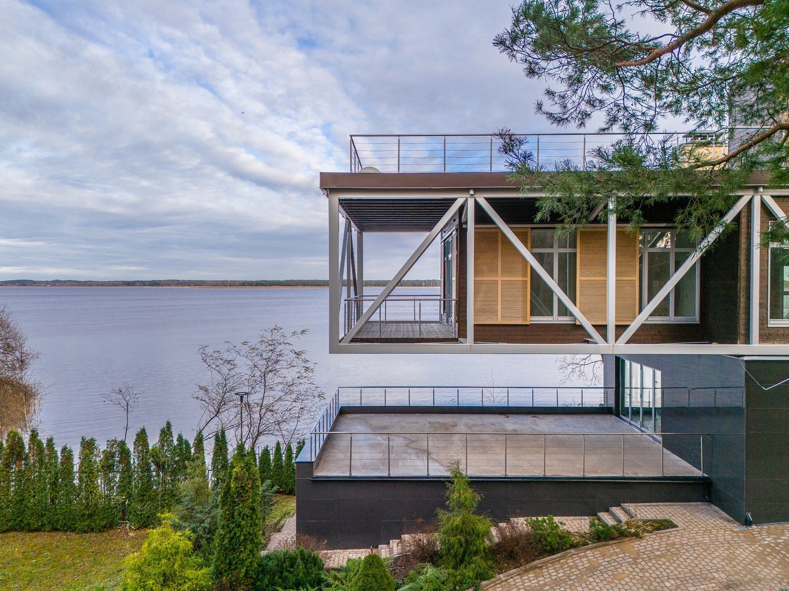 Privātmāja 819 m², Ezermalas iela 44, Mežaparks