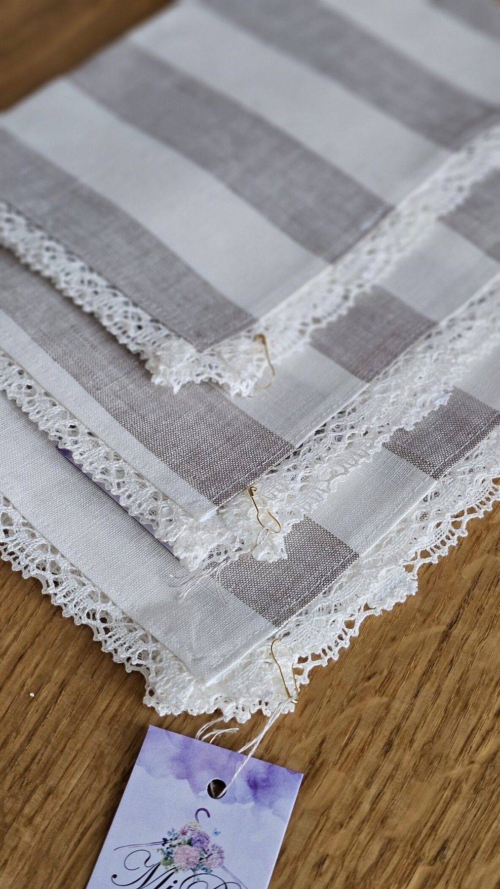 Galda paliktnis MiPe Design, lins, bēšā, baltā krāsā
