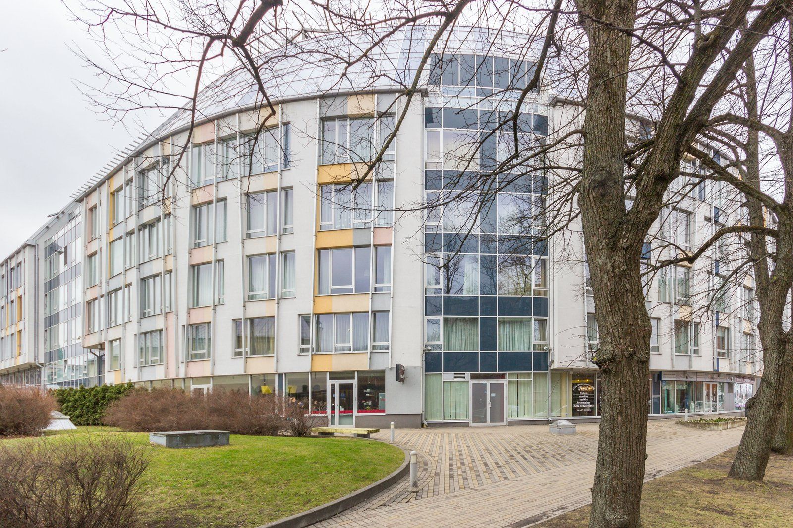 Tirdzniecības telpas 180 m², Republikas laukums 3, Centrs