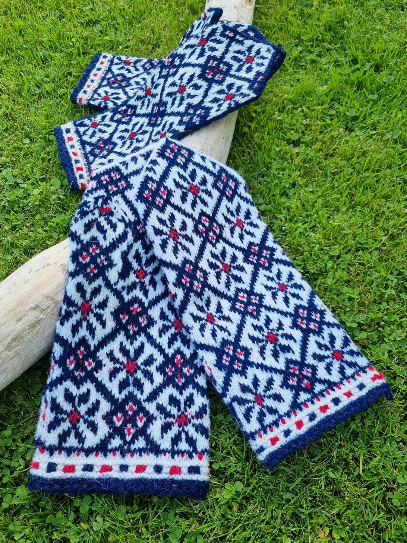 Sieviešu cimdi Tīnes, zilā, baltā, sarkanā krāsā — attēls 3