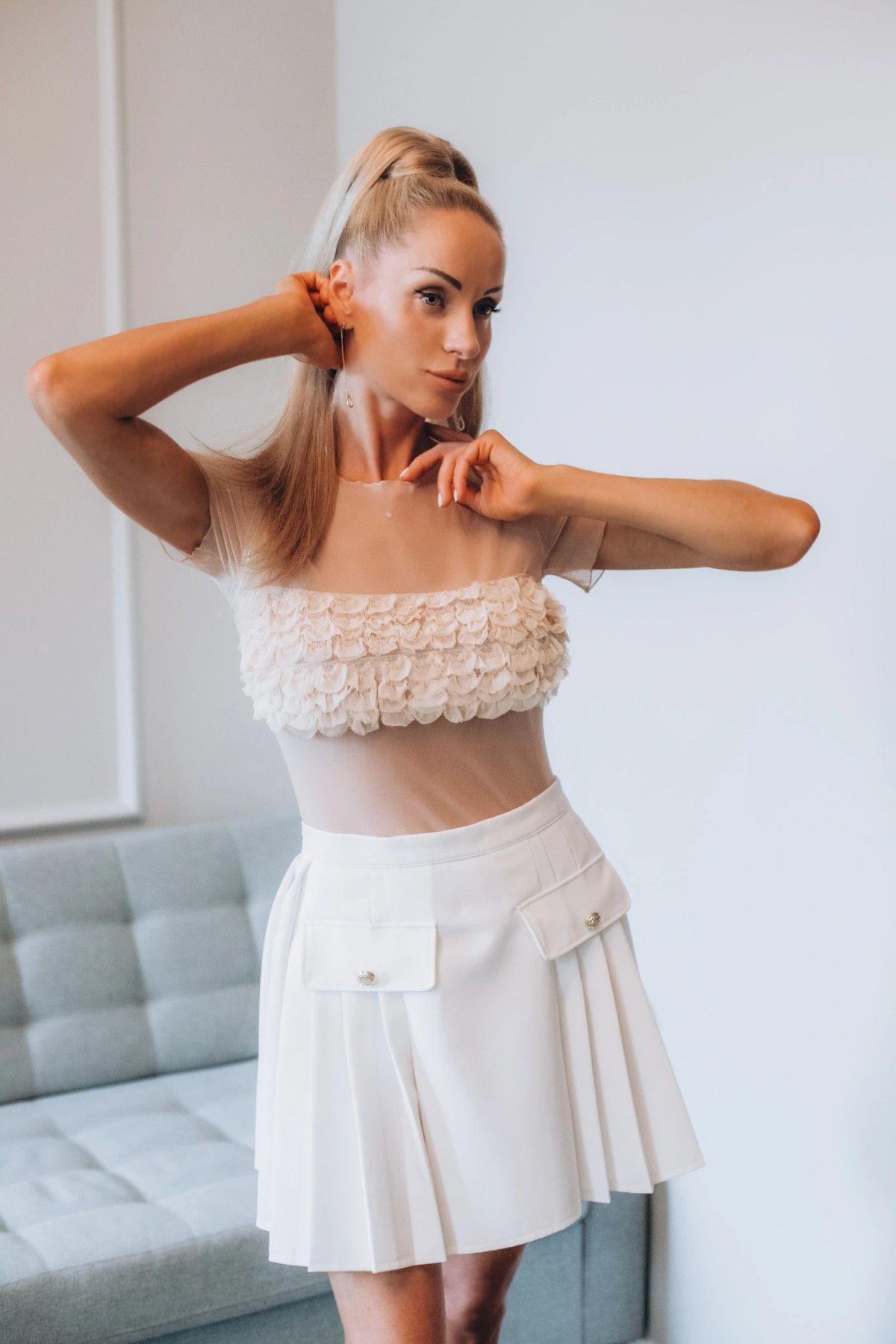 Tops Per La Camill, S, ar īsām piedurknēm, bēšā, baltā krāsā — attēls 4