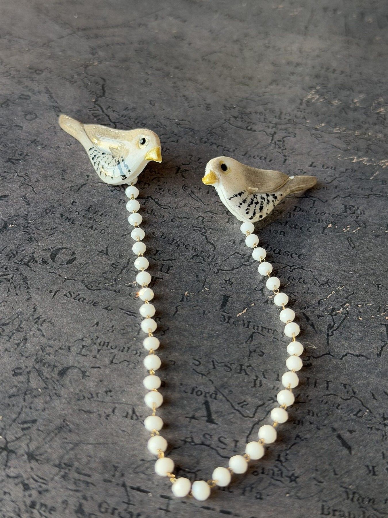 Piespraude Izzi Gizzi Clay, pelēkā, baltā krāsā — attēls 2