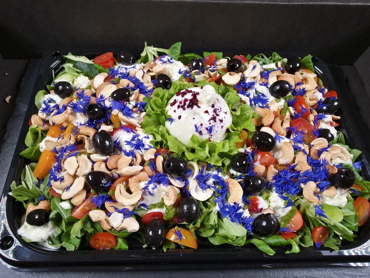 Uzkodas, lapu salāti ar burratu un stracciatella, 1 kg