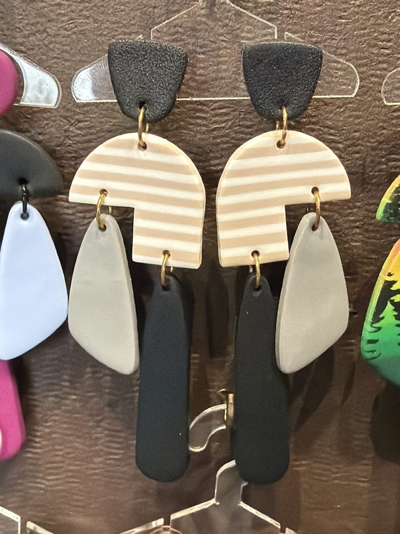 Auskari Izzi Gizzi Clay, melnā, pelēkā, bēšā krāsā