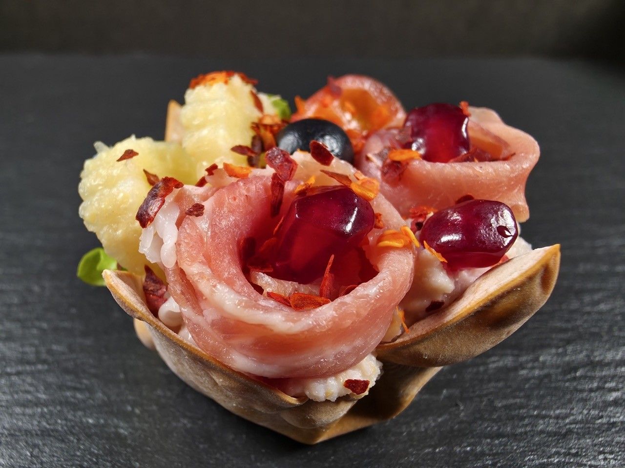 Uzkodas, wonton groziņš ar šķiņķa krēmu un prašuto — attēls 3