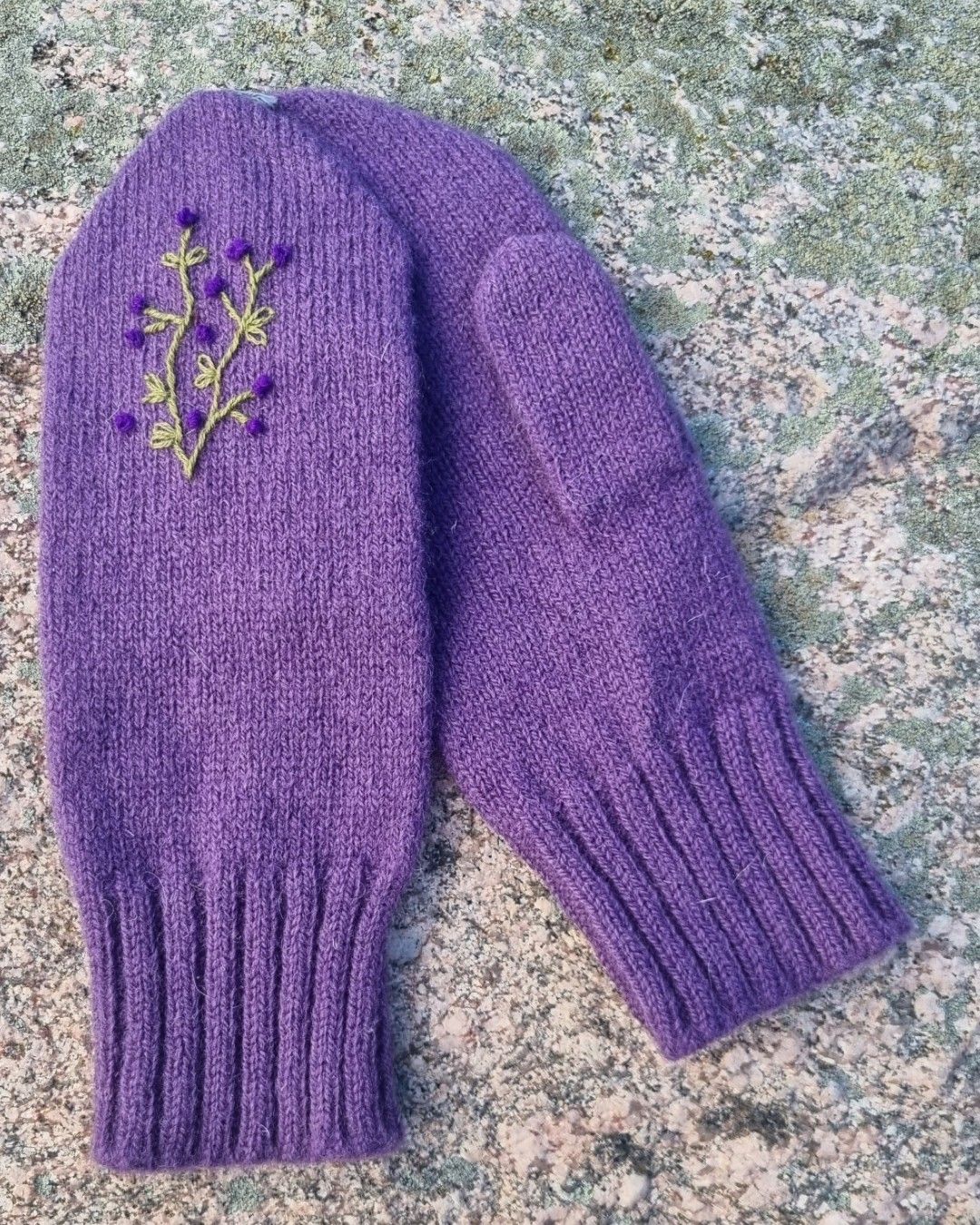 Sieviešu cimdi Tīnes, violetā krāsā