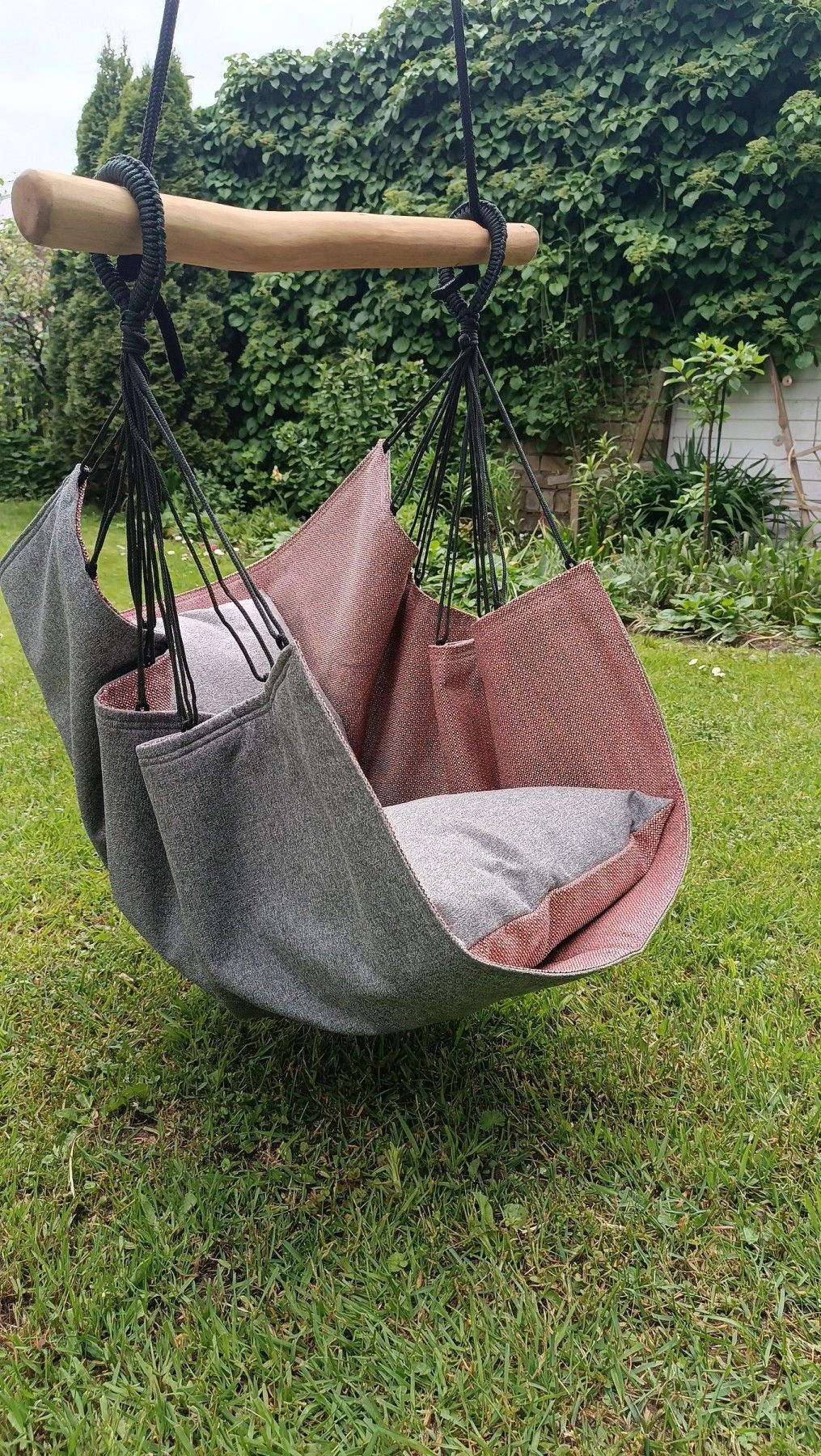 Šūpuļkrēsls Decochair, koks, tekstils, pelēkā, sarkanā krāsā — attēls 4