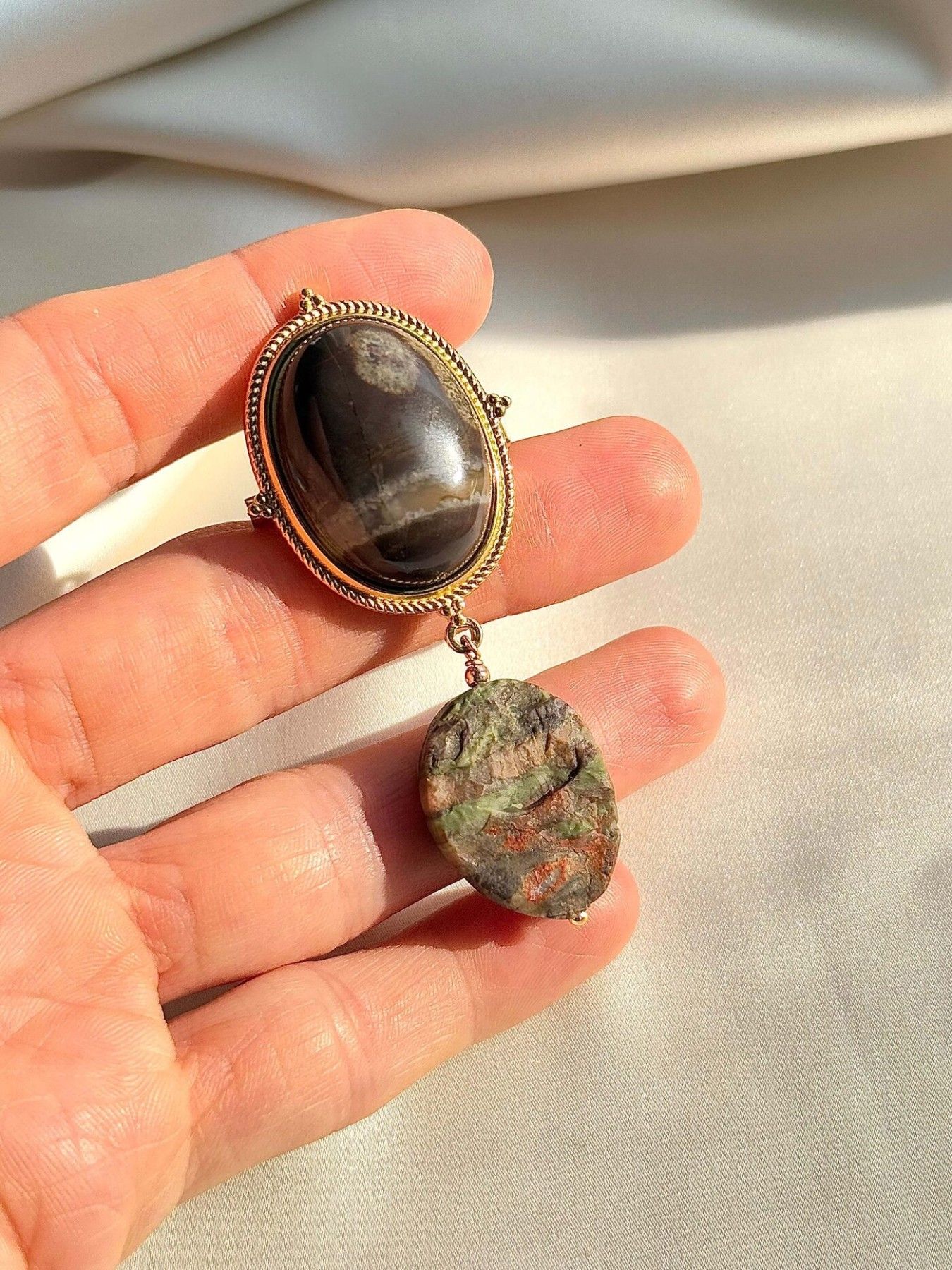 Piespraude Astra Stones, ar pusdārgakmeni, brūnā krāsā — attēls 2