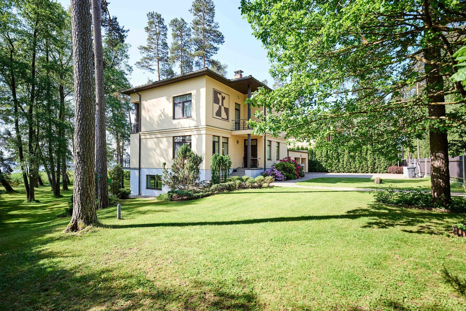Privātmāja 358 m², Baltezera iela 63, Ādažu pagasts