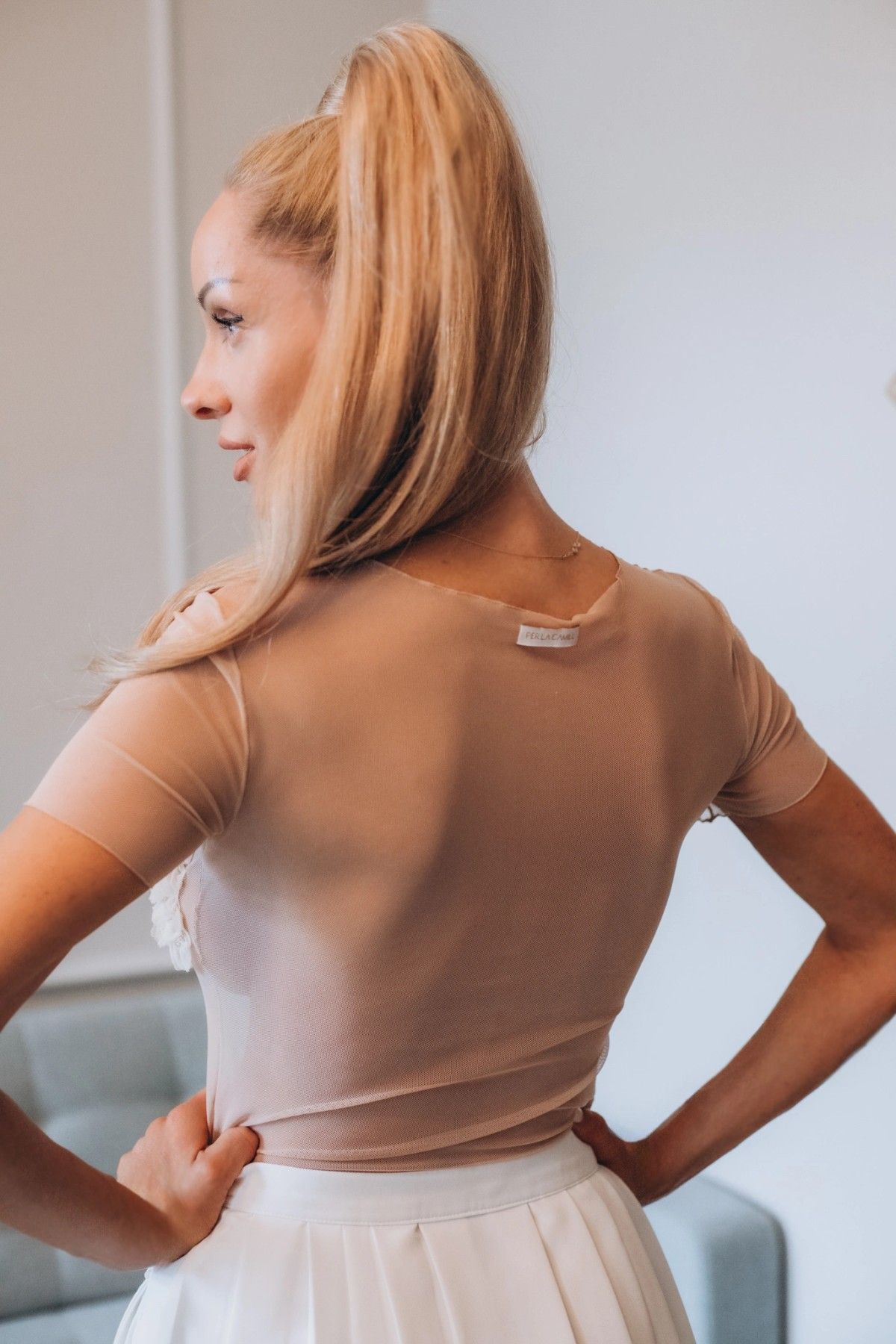 Tops Per La Camill, S, ar īsām piedurknēm, bēšā, baltā krāsā — attēls 3