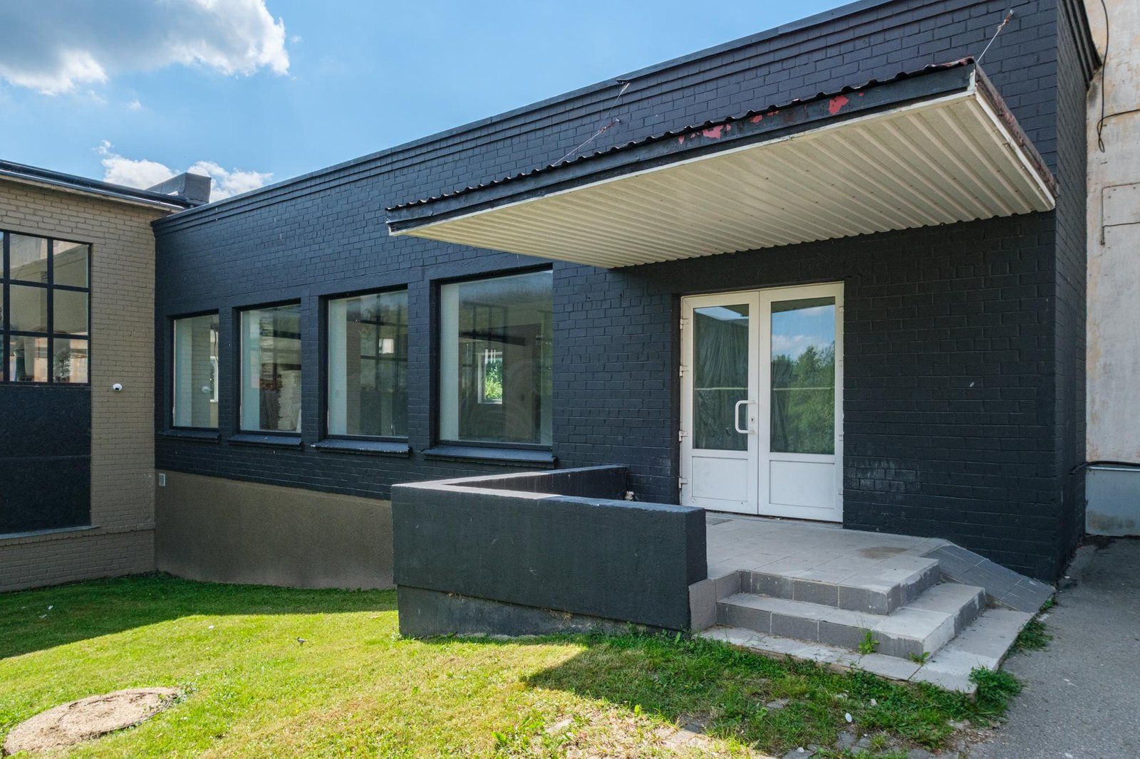 Tirdzniecības telpas 544 m², Dzirnavu iela 1A, Saldus
