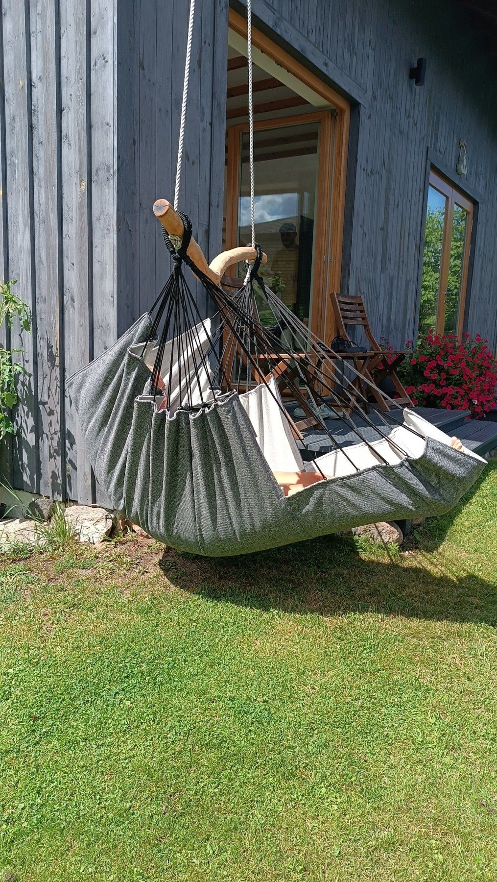 Šūpuļkrēsls Decochair, koks, tekstils, gaiši zilā krāsā — attēls 4