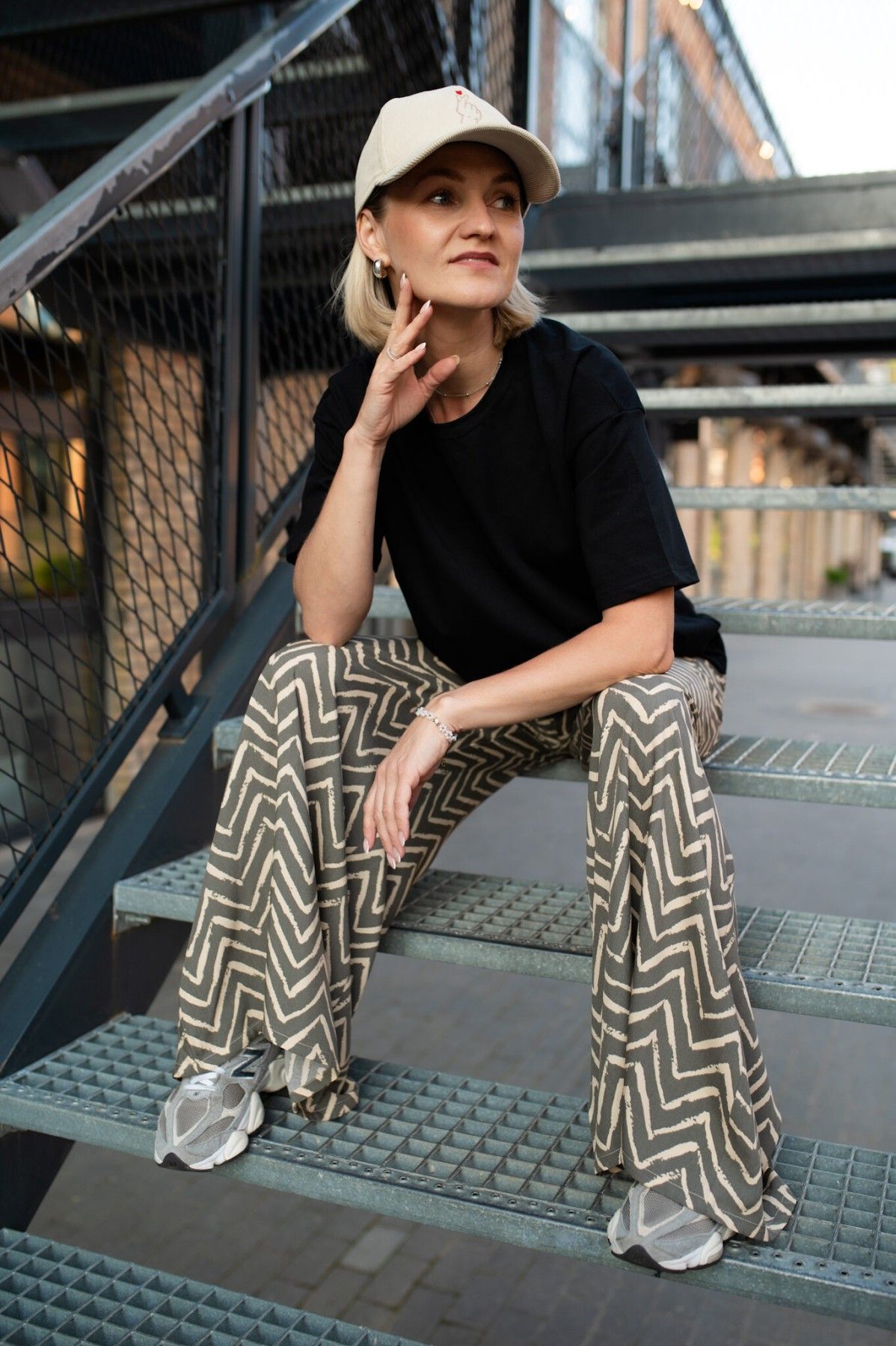 Sieviešu T-krekls TRU:DE, XS, S, M, L, XL, melnā krāsā — attēls 4