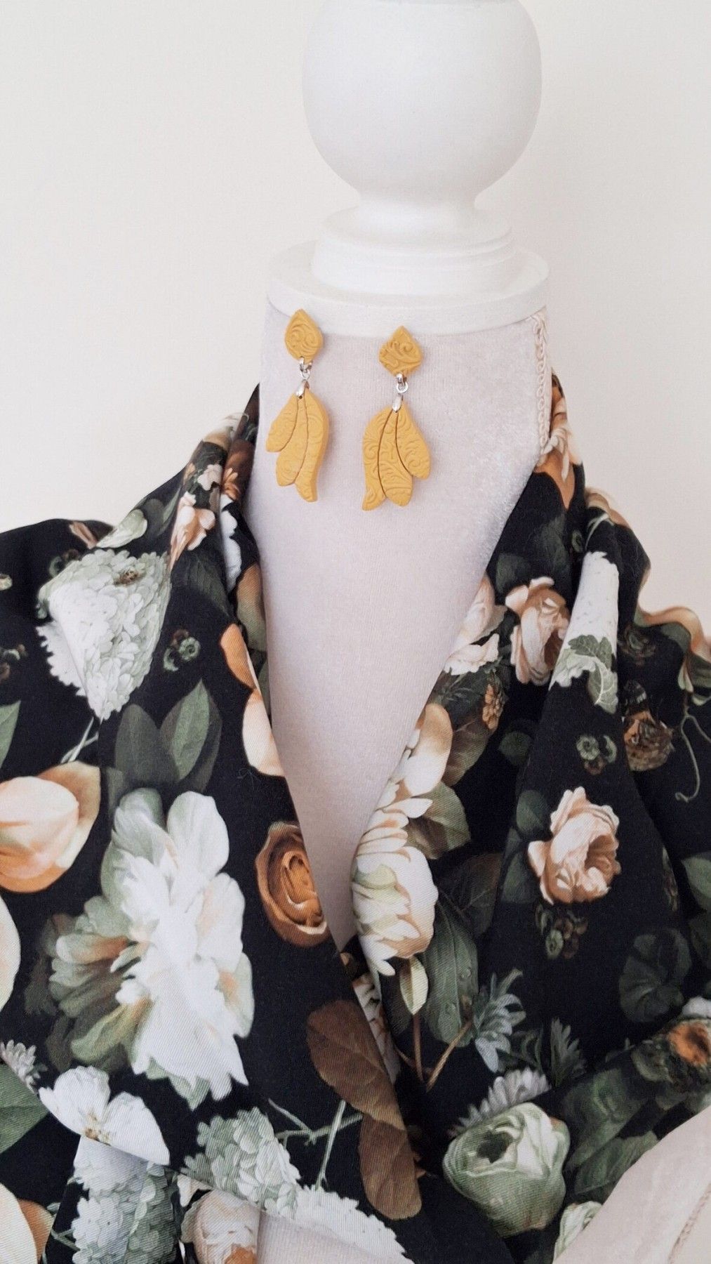 Šalle Madeira Handmade, viskoze, melnā, dzeltenā krāsā