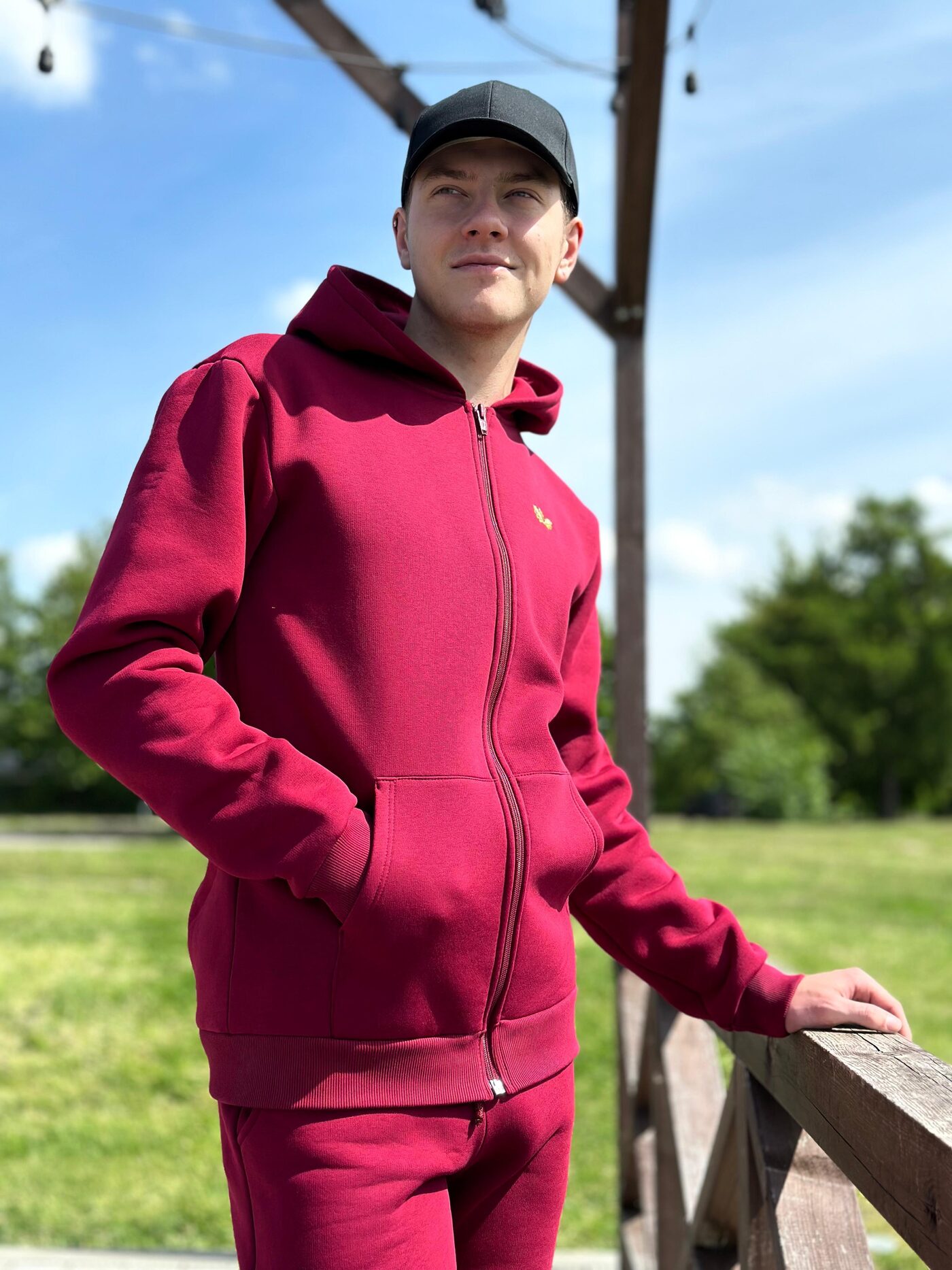 Unisex bordo jaka ar kapuci un rāvējslēdzēju "Mežvīns"