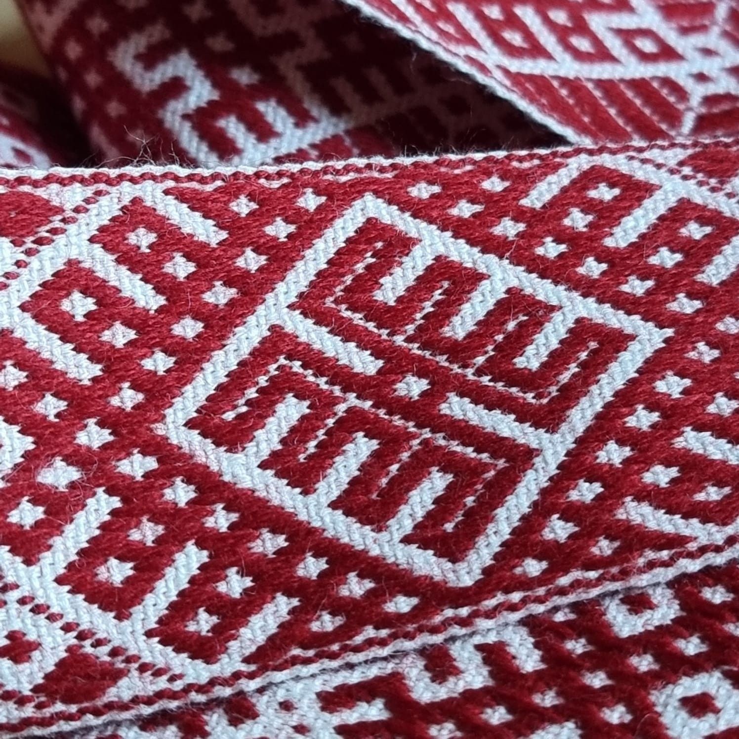 Sieviešu josta Audēju Darbnīca, tekstils, sarkanā krāsā — attēls 3