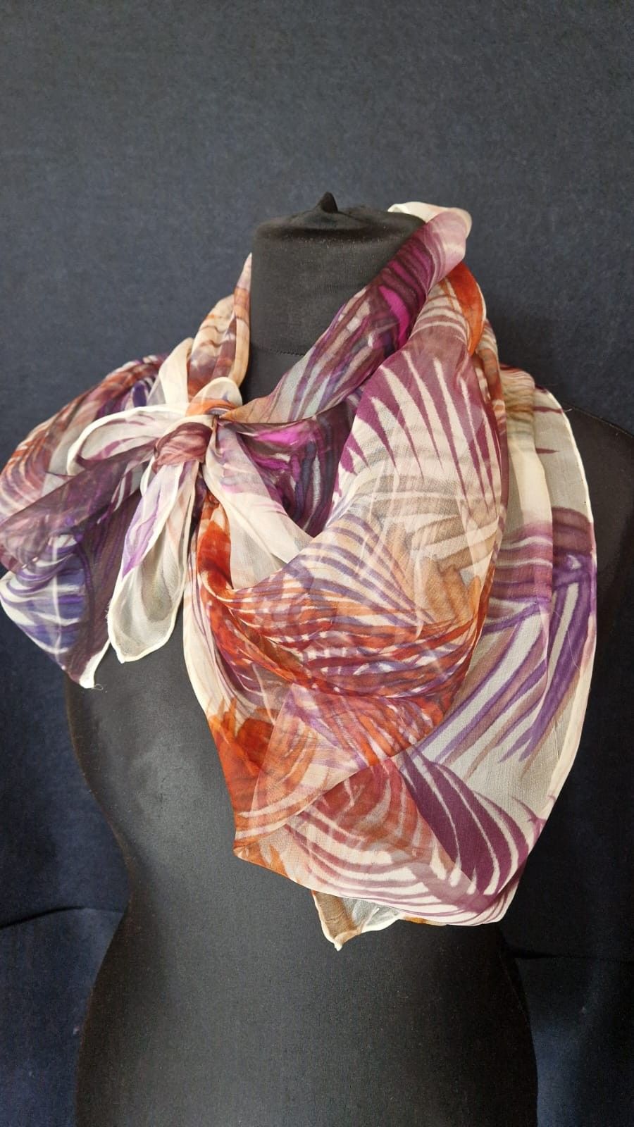 Šalle Agnese Vaļiniece, zīds, violetā, brūnā, bēšā krāsā — attēls 4