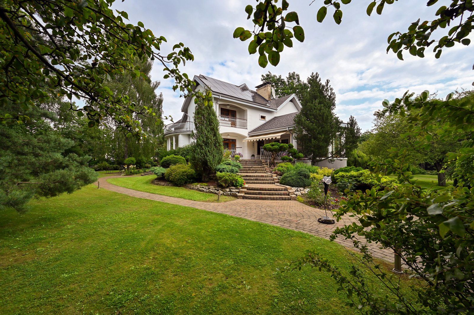Privātmāja 728 m², Bramberģes iela 28, Bieriņi