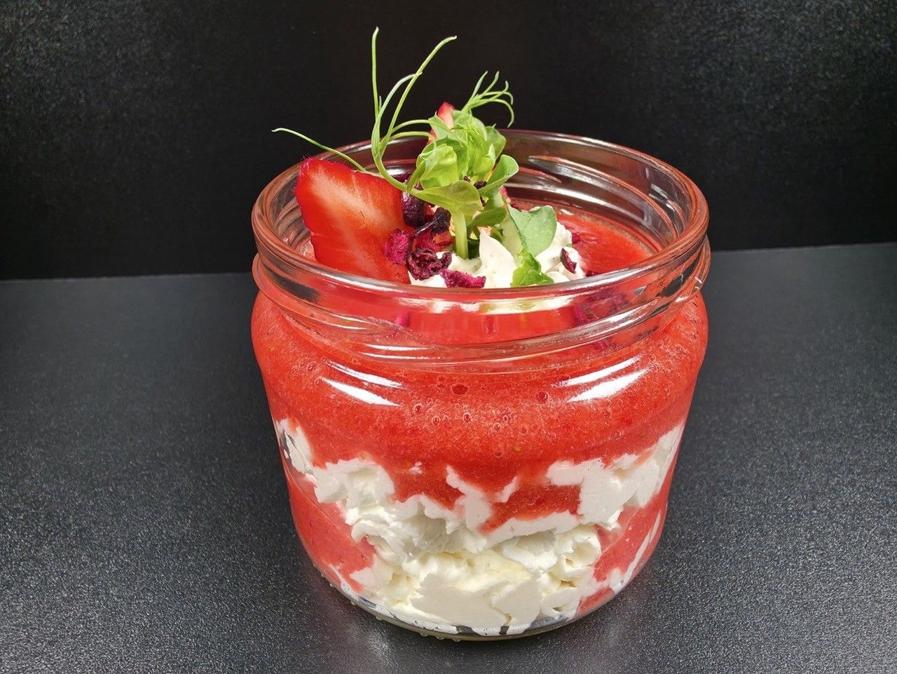 Piena deserts, zemeņu mērce un kanēlis, biezpiena krēms