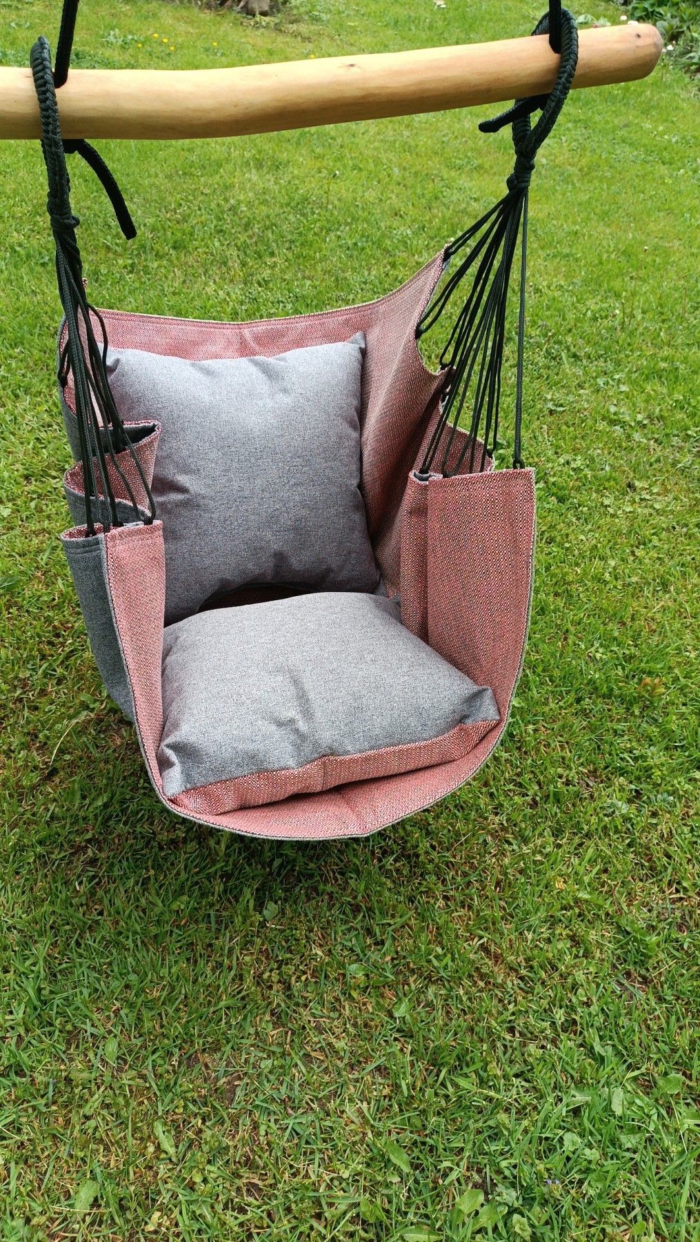 Šūpuļkrēsls Decochair, koks, tekstils, pelēkā, sarkanā krāsā — attēls 2