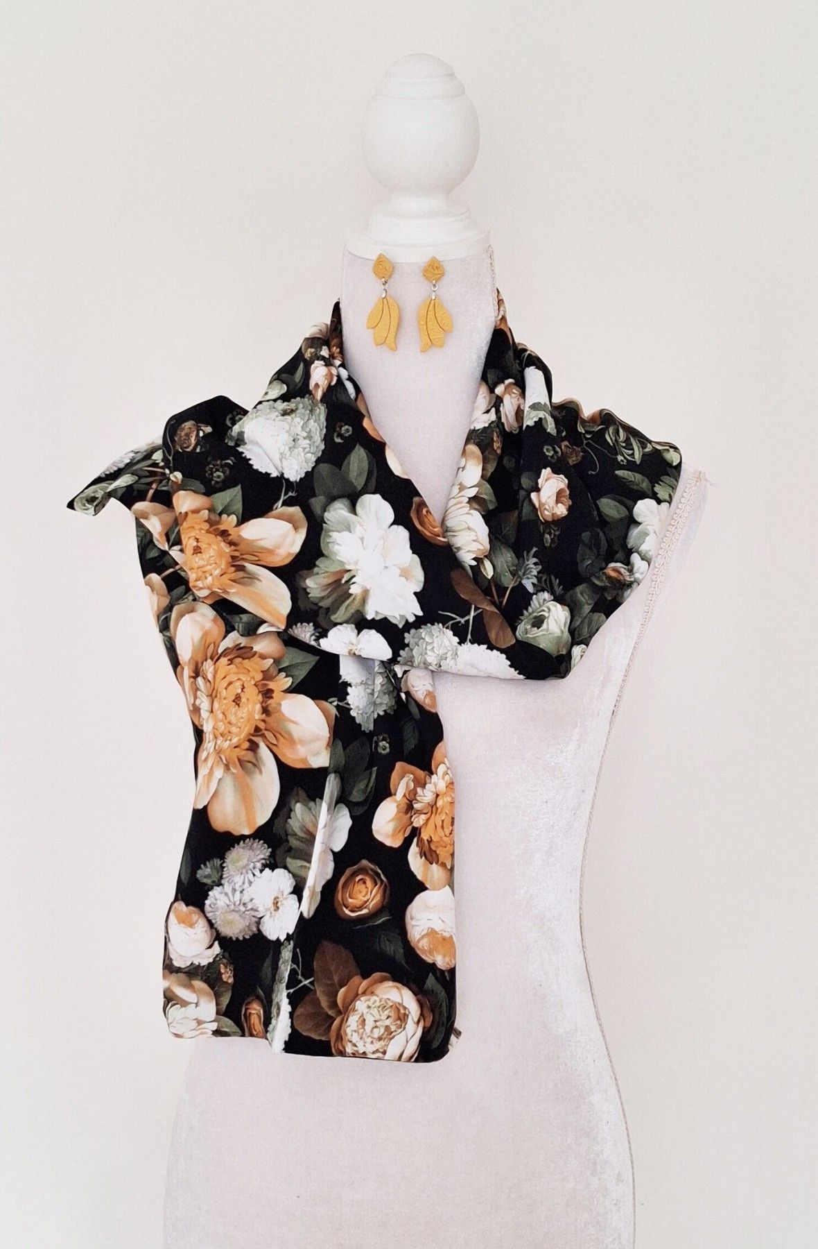 Šalle Madeira Handmade, viskoze, melnā, dzeltenā krāsā — attēls 2